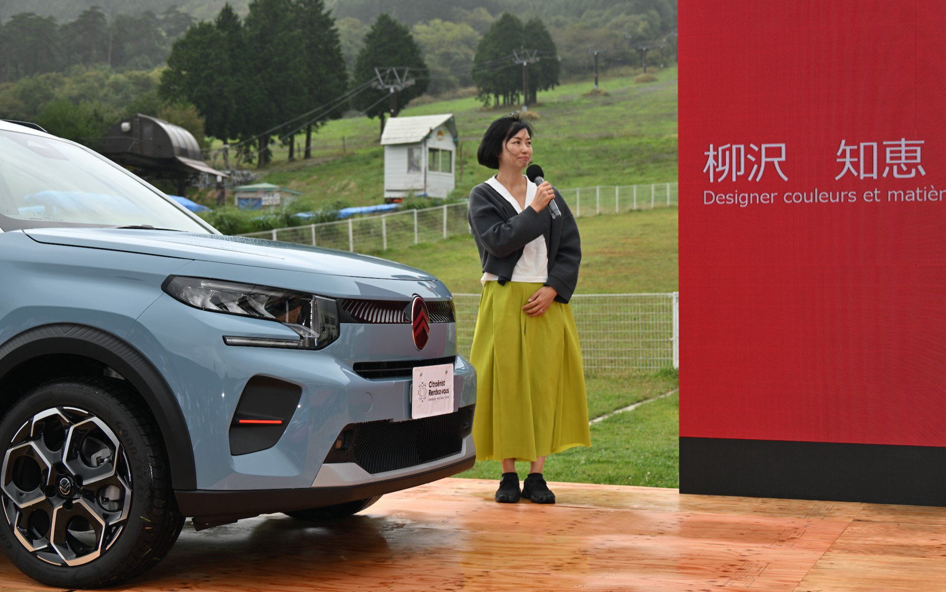 新型C3と、本国から来日したカラー＆マテリアルデザイナーの柳沢知恵氏