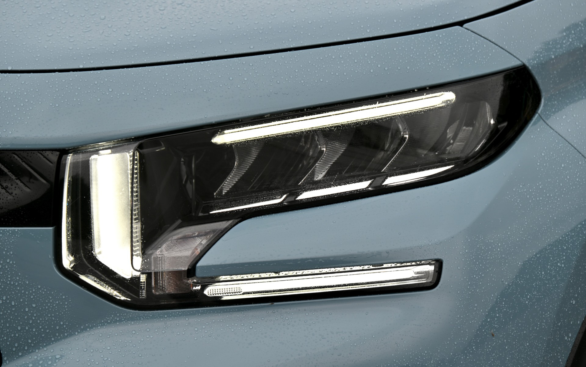 アイコニックな3つの長方形からなる前後のライトシグニチャーを採用