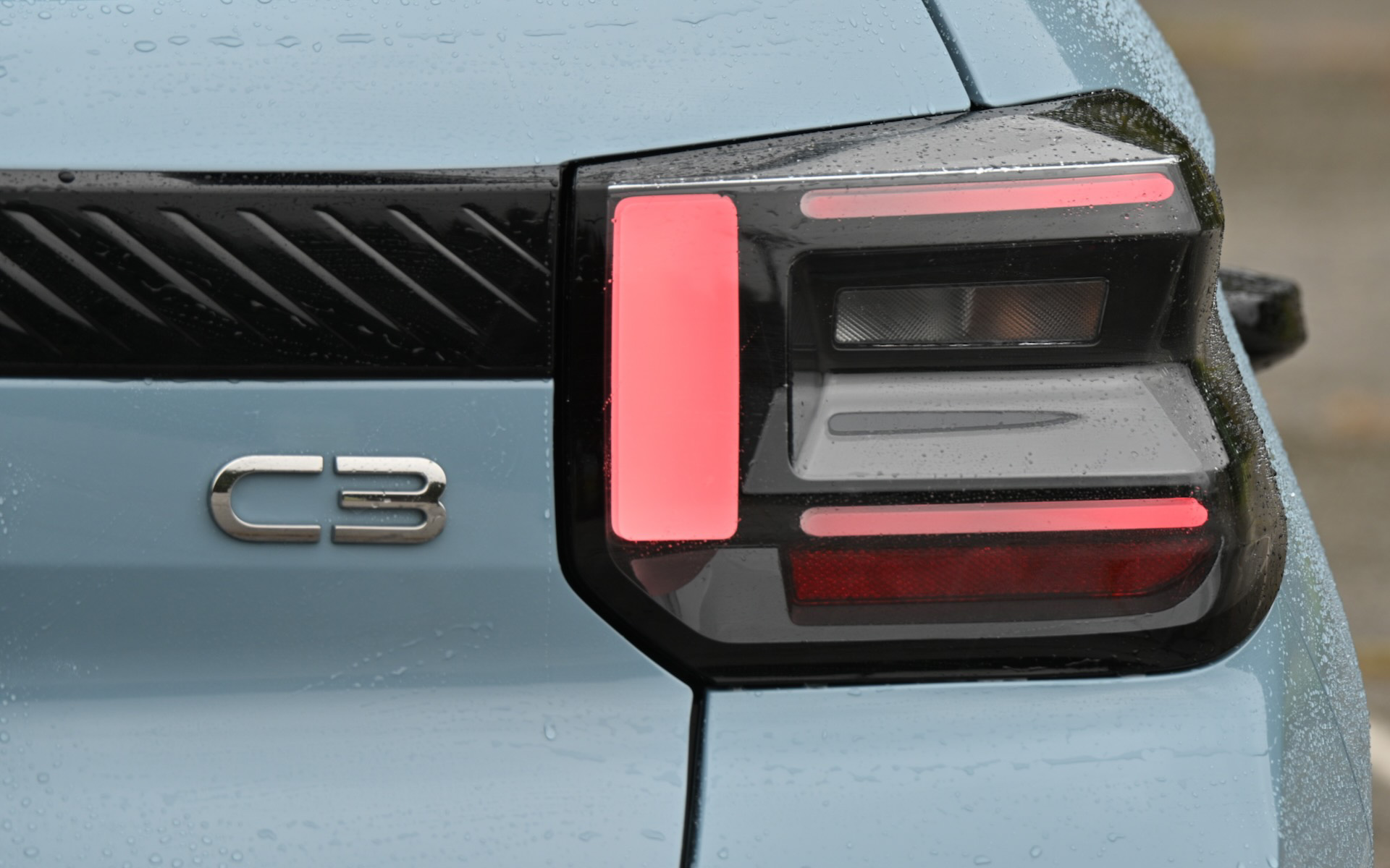 アイコニックな3つの長方形からなる前後のライトシグニチャーを採用