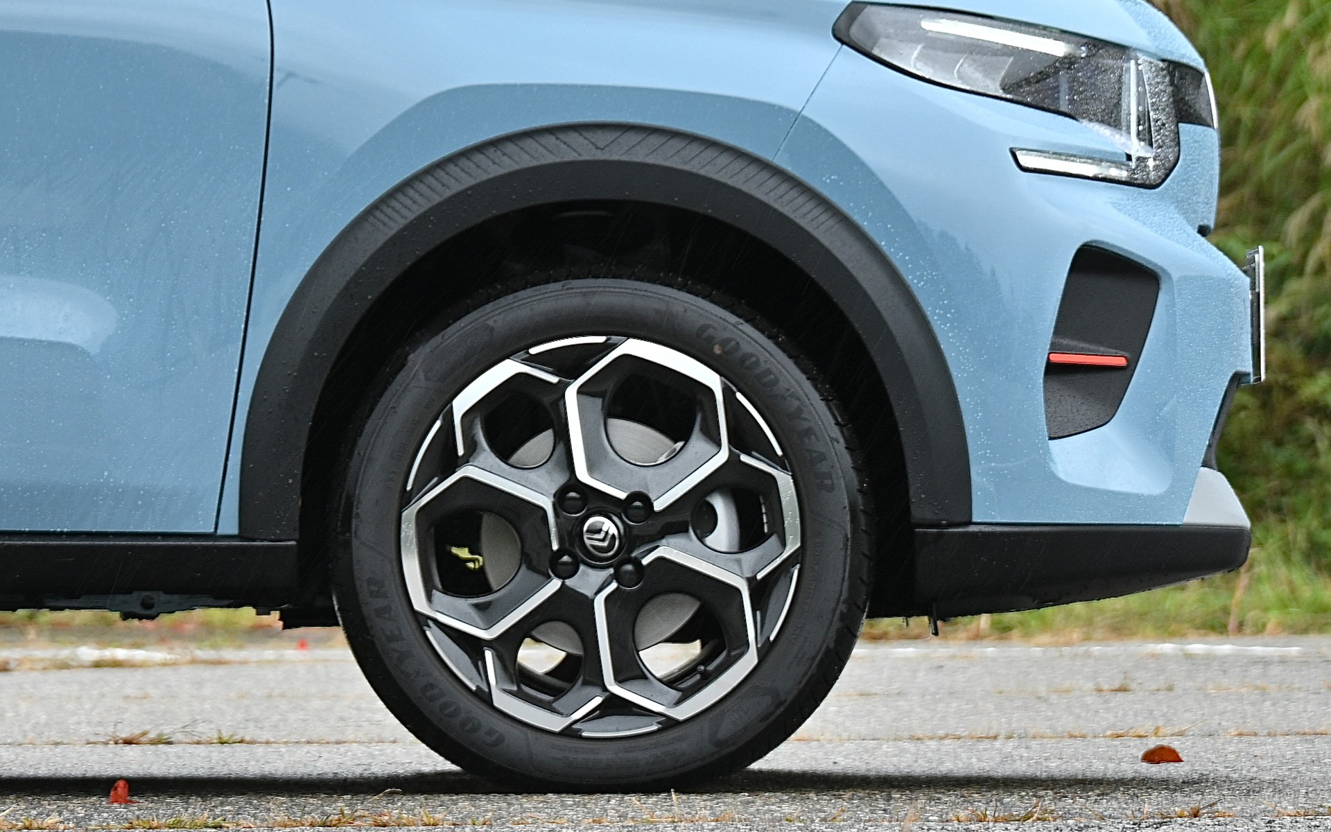 角度によって立体感が違って見えるという「アタカマ」アロイホイールと、205/50R17サイズのグッドイヤー「エフィシェントグリップ」を装着