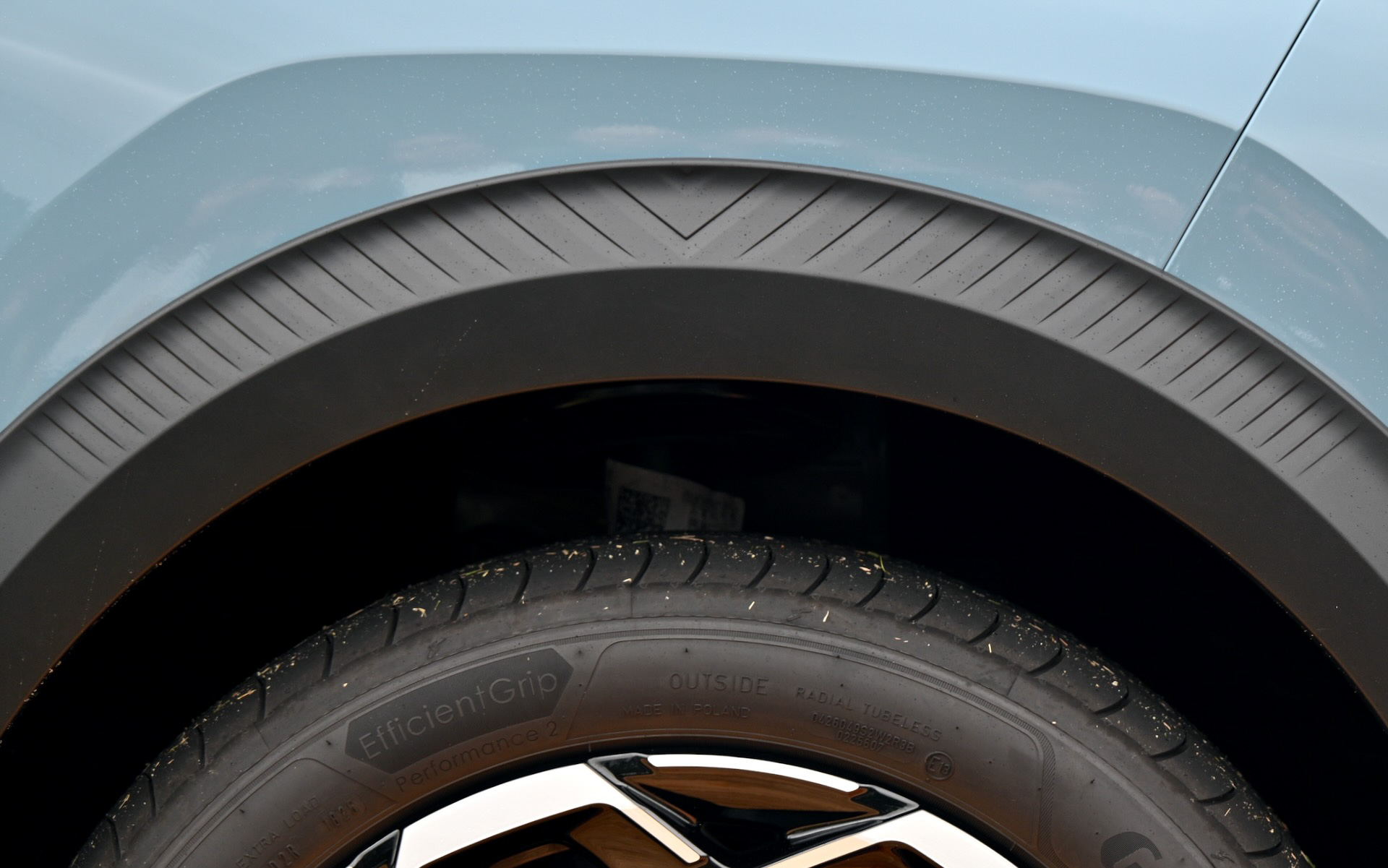 ブラックのホイールアーチにもダブルシェブロンが