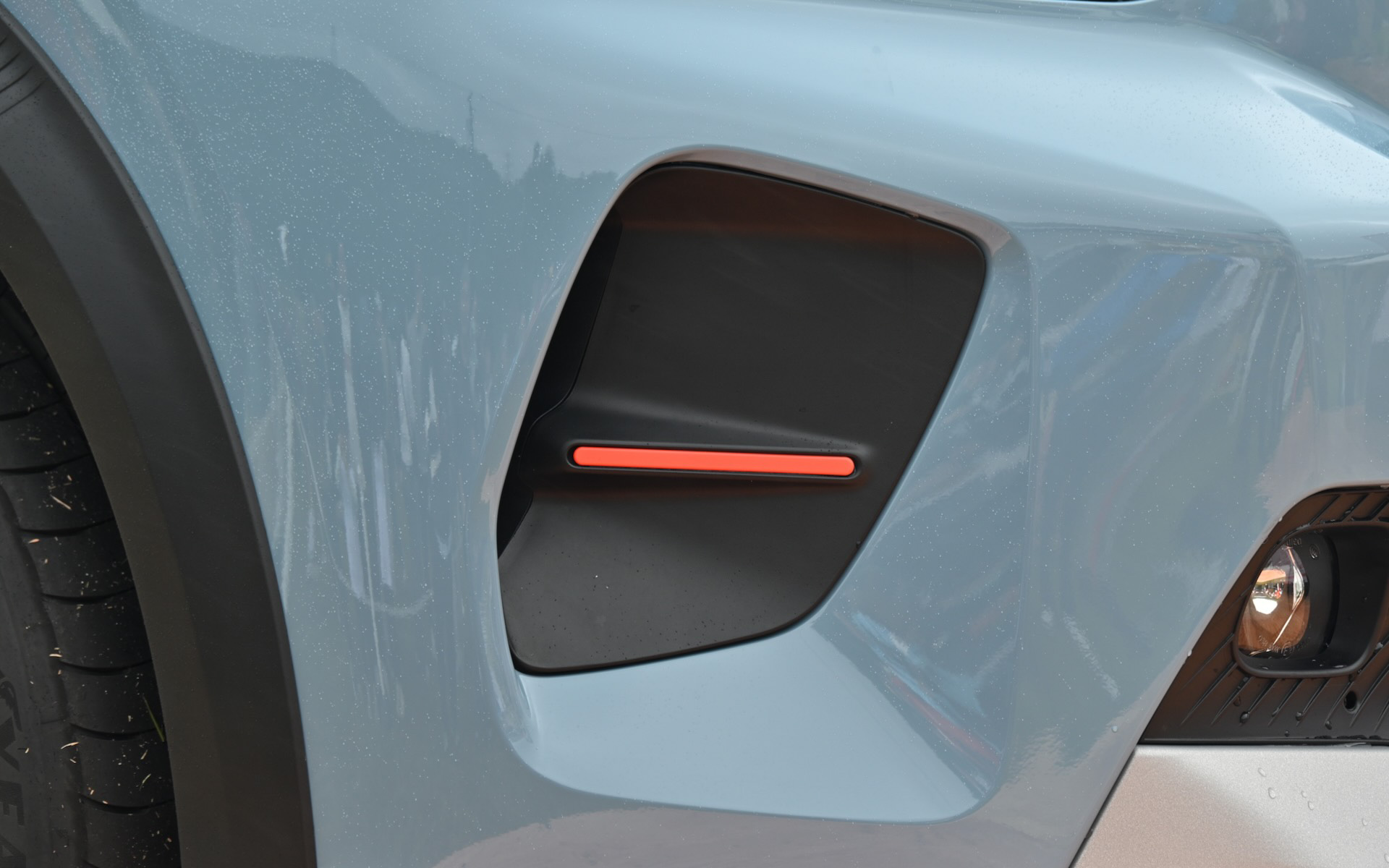 バンパーサイドのインテークと、リアドア後部に取り付けられたカラークリップ