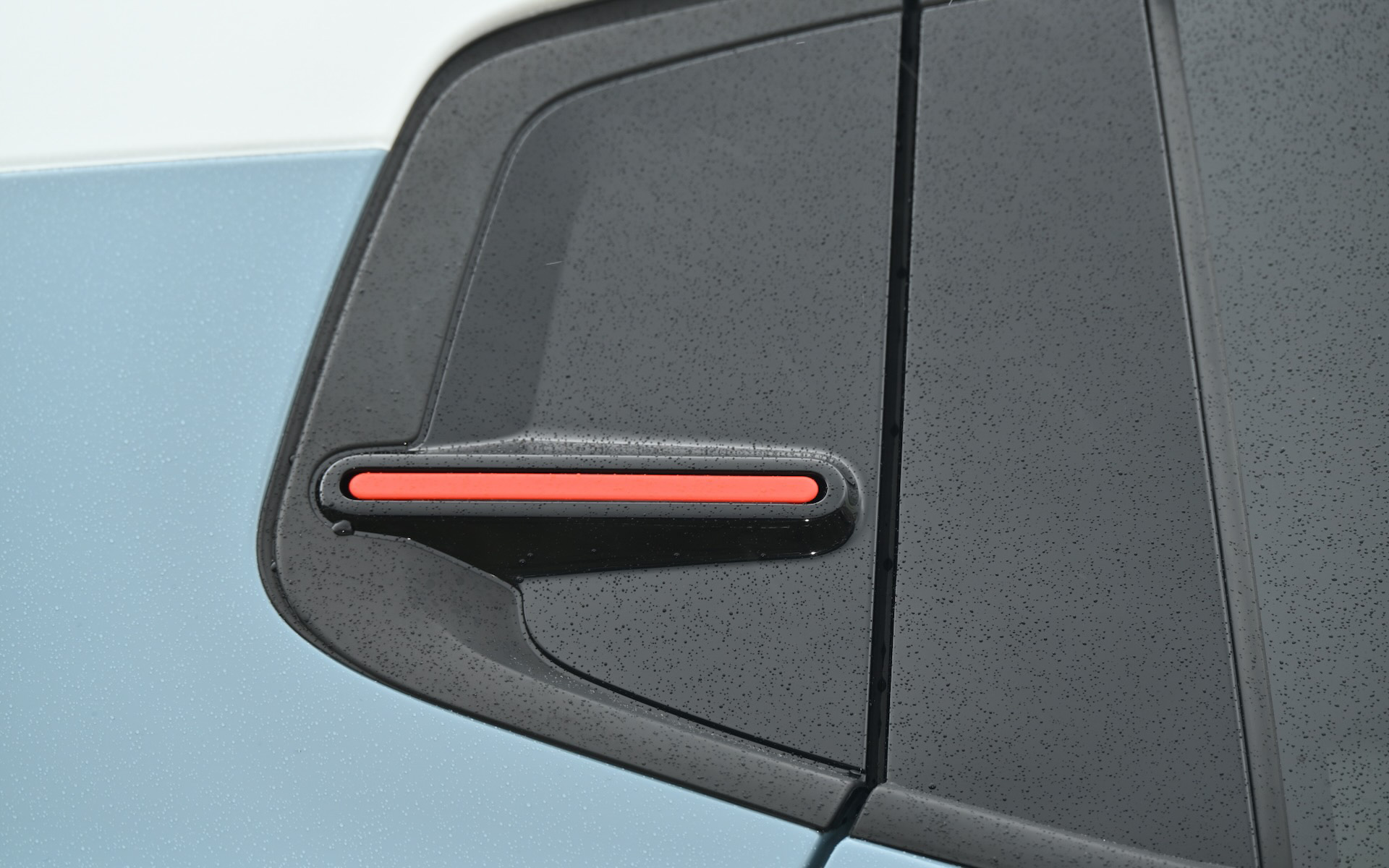 バンパーサイドのインテークと、リアドア後部に取り付けられたカラークリップ