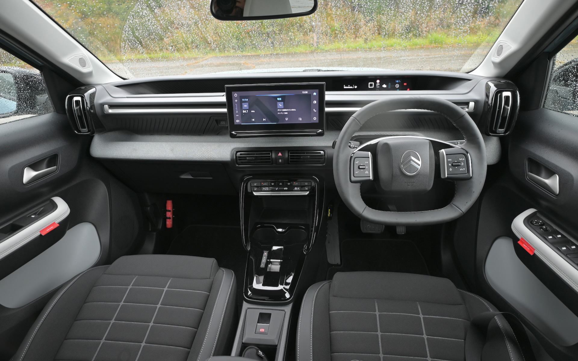 水平基調のダッシュボードと、2本スポーク内側のブラックパーツでセンターパッドと切り離されたように見える小径楕円のステアリングを組み合わせたシンプルで美しい「C-Zenラウンジ」がインテリアのコンセプト