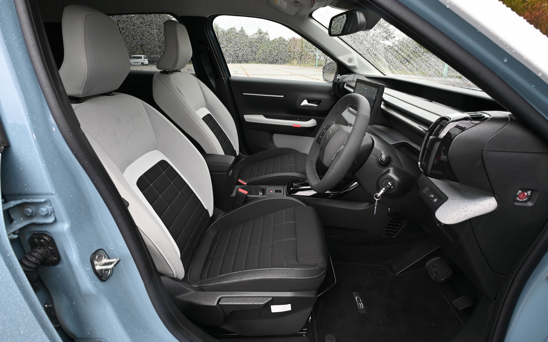 水平基調のダッシュボードと、2本スポーク内側のブラックパーツでセンターパッドと切り離されたように見える小径楕円のステアリングを組み合わせたシンプルで美しい「C-Zenラウンジ」がインテリアのコンセプト