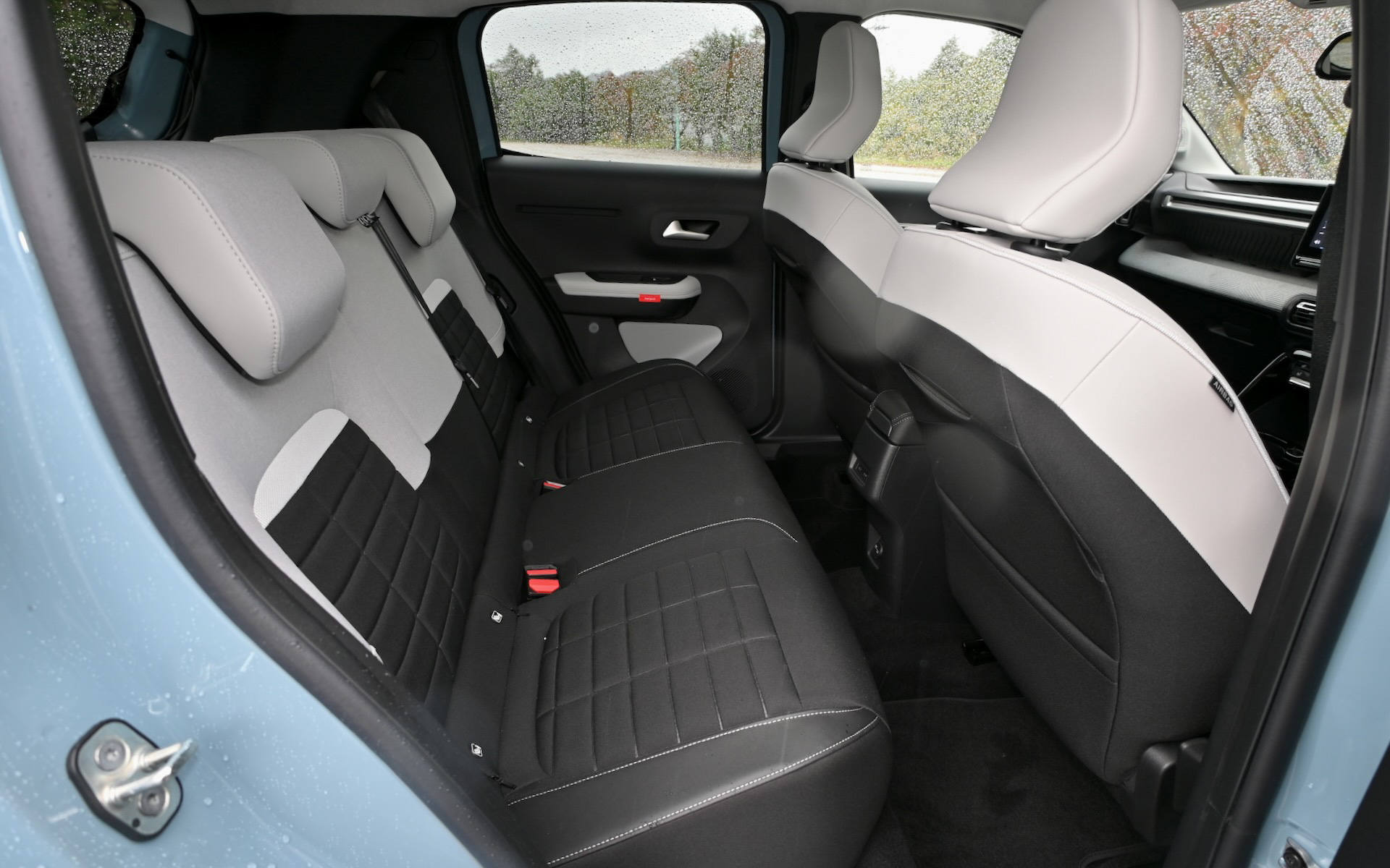 シート中央に高密度フォームを使用したアドバンストコンフォートシートを前後に採用。シトロエンではこれをソファと呼んでいるという