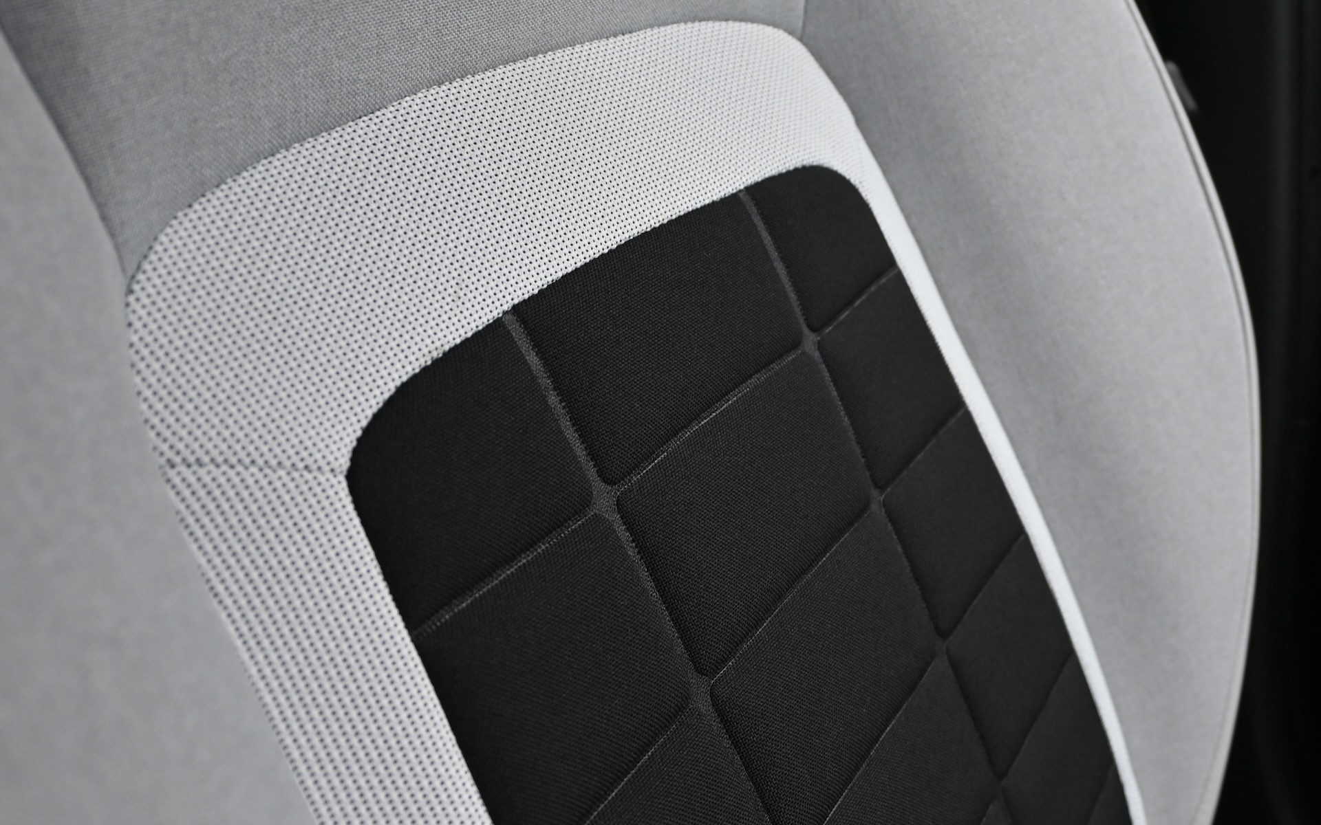 シート中央に高密度フォームを使用したアドバンストコンフォートシートを前後に採用。シトロエンではこれをソファと呼んでいるという