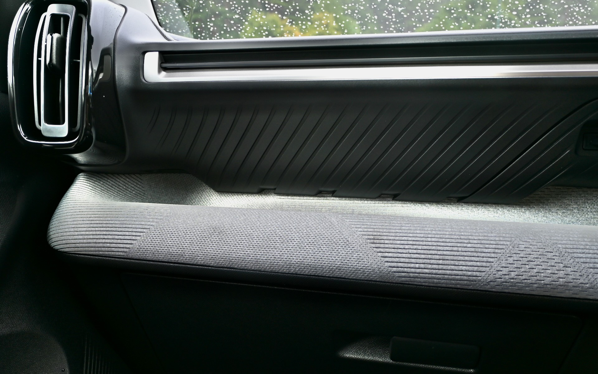 ダッシュボード表面には織り方にメリハリと美しさがある3Dニットのファブリックを使用した