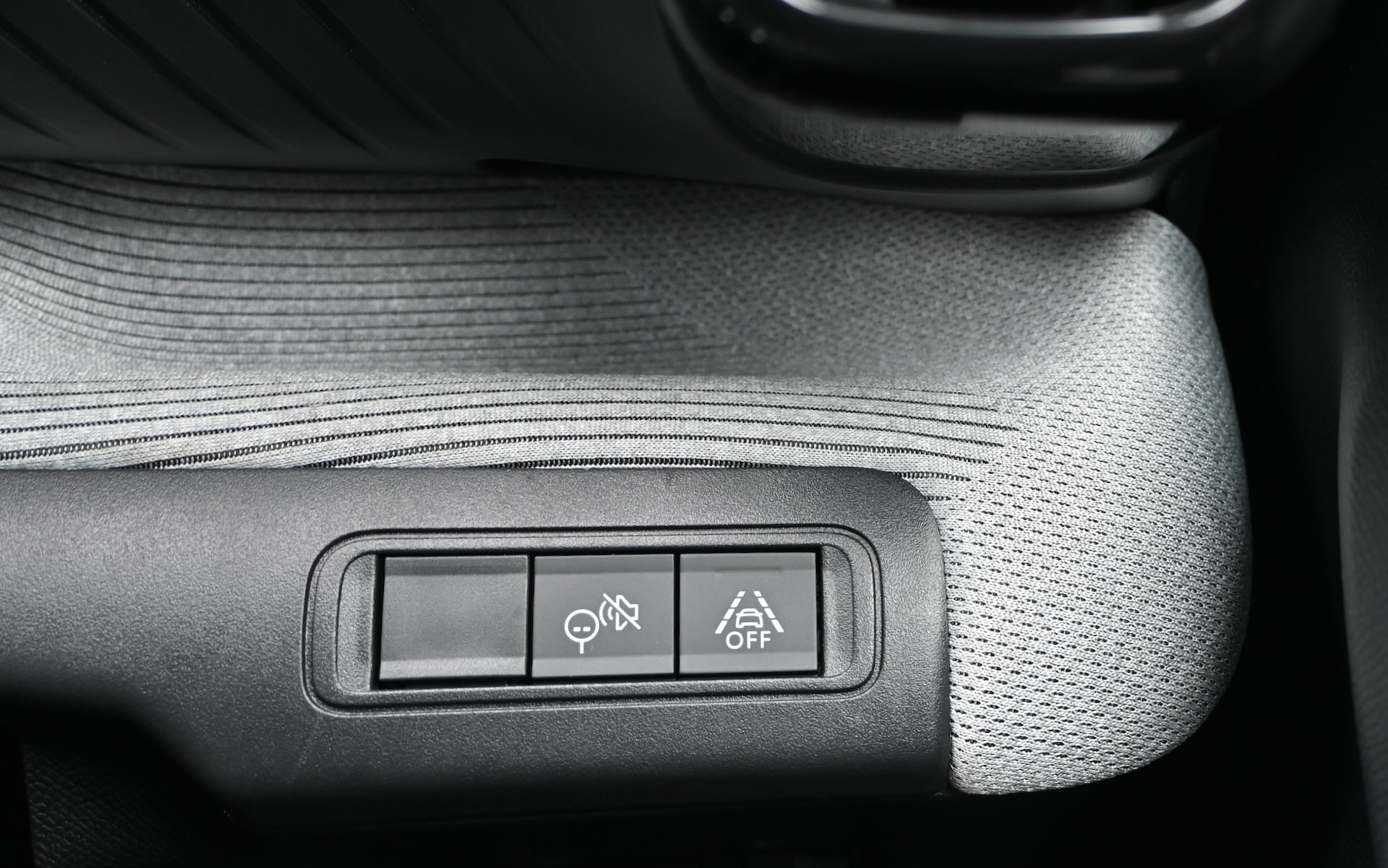 ダッシュボード表面には織り方にメリハリと美しさがある3Dニットのファブリックを使用した