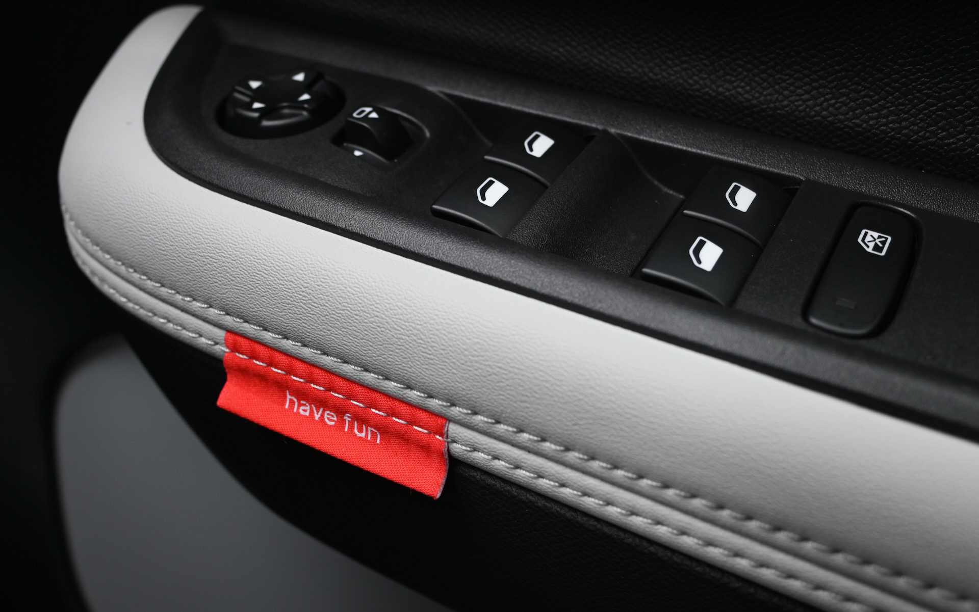 運転席側には「have fun」、助手席側には「be cool」の文字が入ったオレンジタグを取り付けた