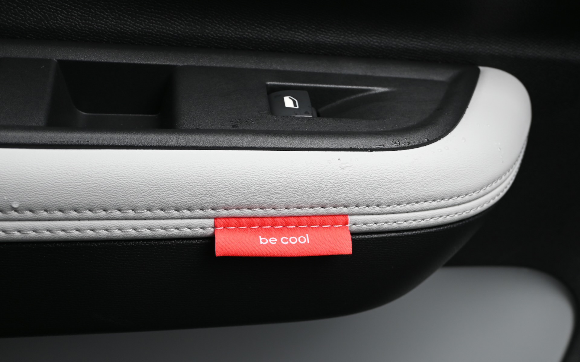 運転席側には「have fun」、助手席側には「be cool」の文字が入ったオレンジタグを取り付けた