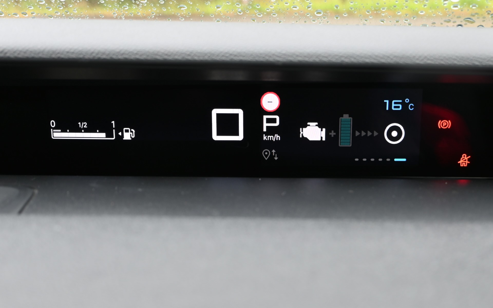 ステアリングの上から覗く細型のコックピットメーター