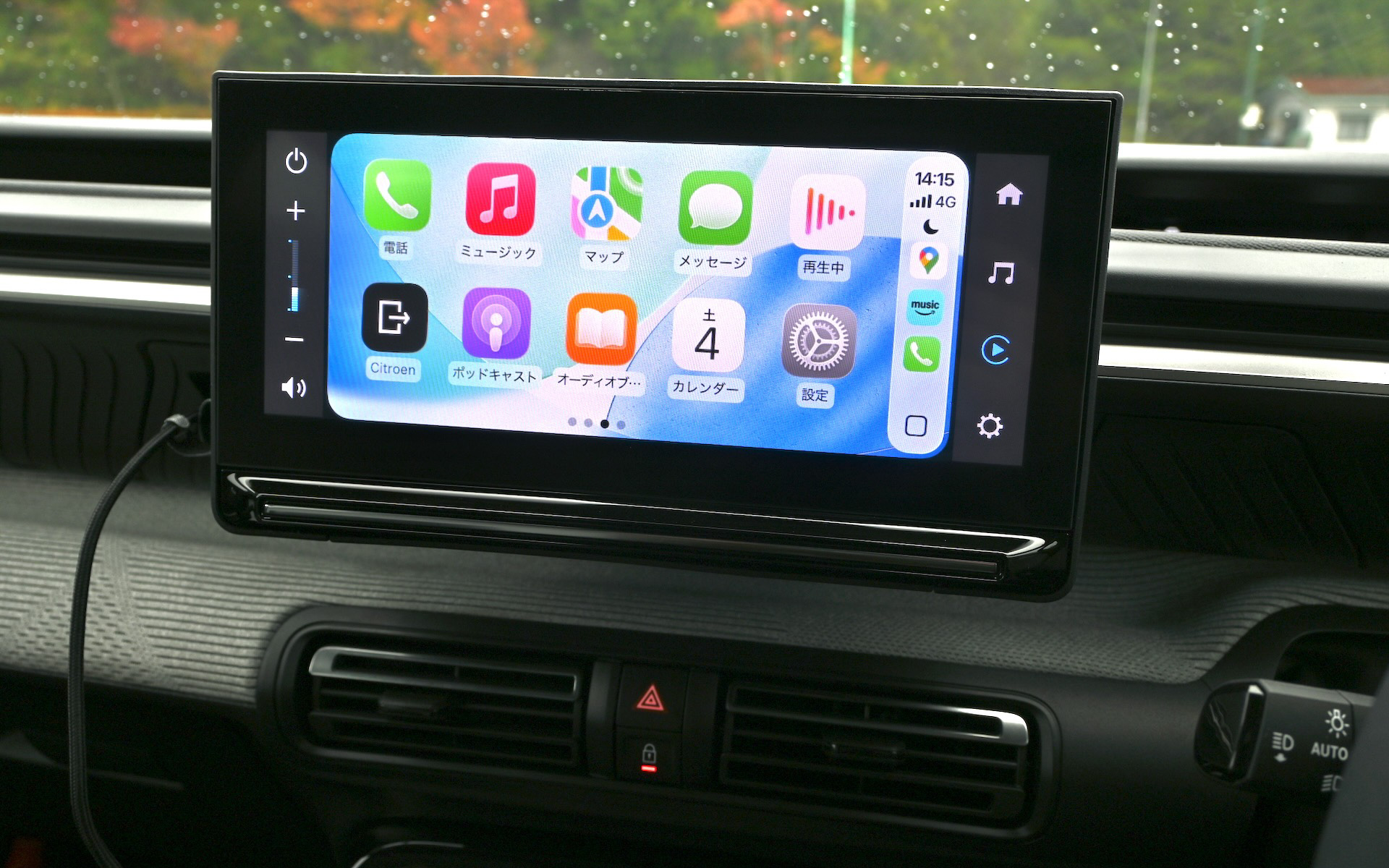 ケーブルでスマホとシームレスに繋がる10インチタッチスクリーンを搭載