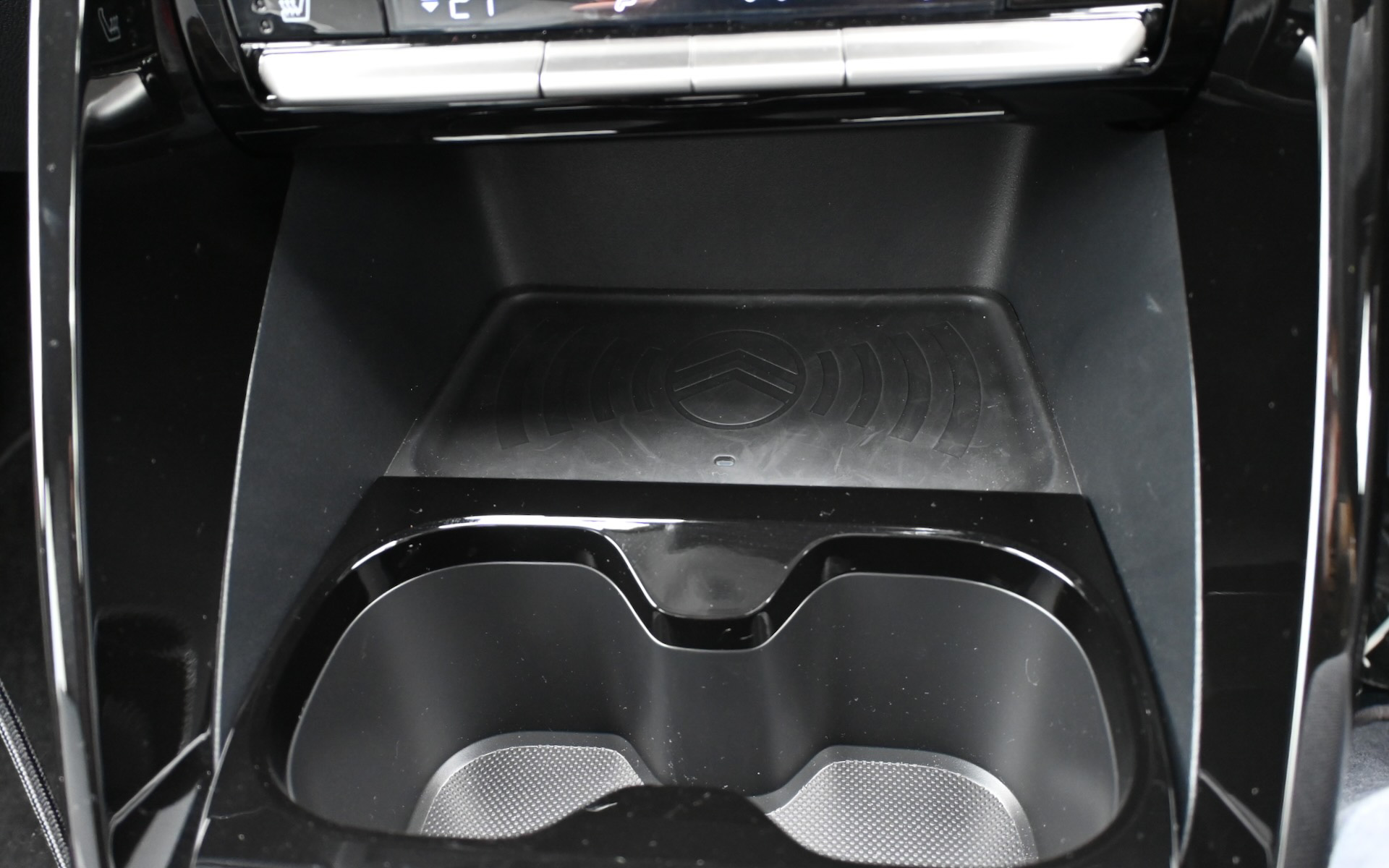 置くだけ充電ができるスマホスペースとカップホルダー