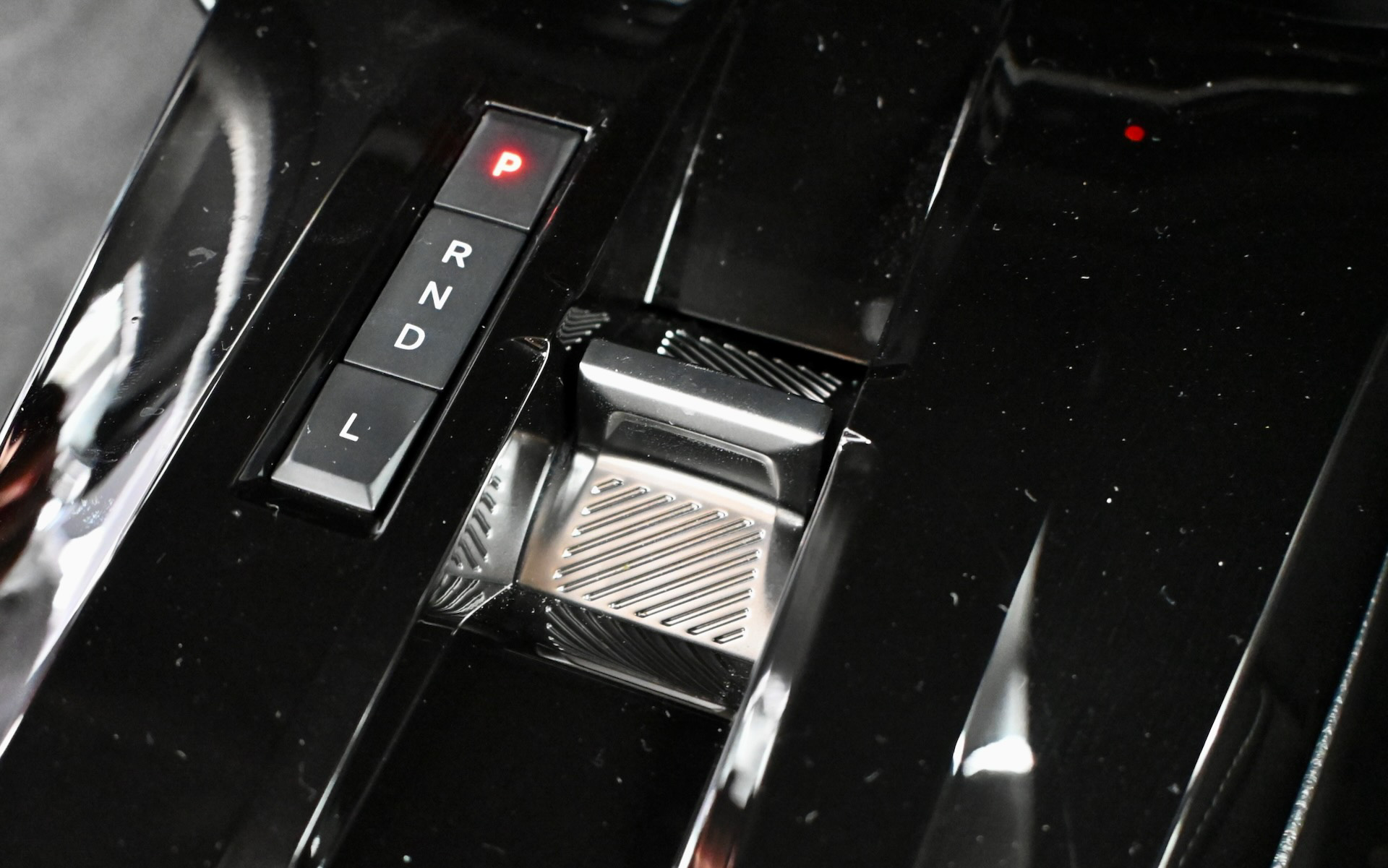 スライドスイッチ式のシフトセレクターを採用