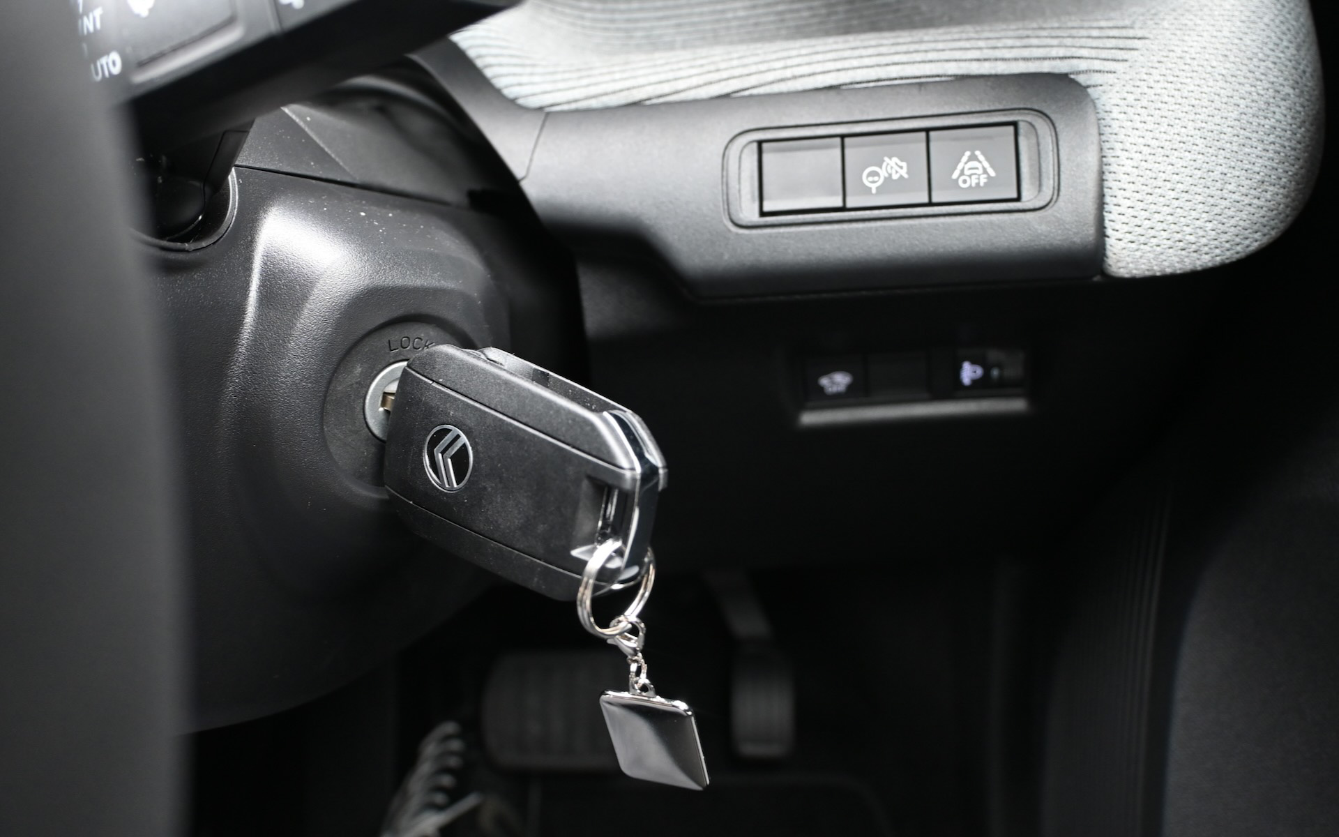 ひねってスタートするキーシリンダーを採用した