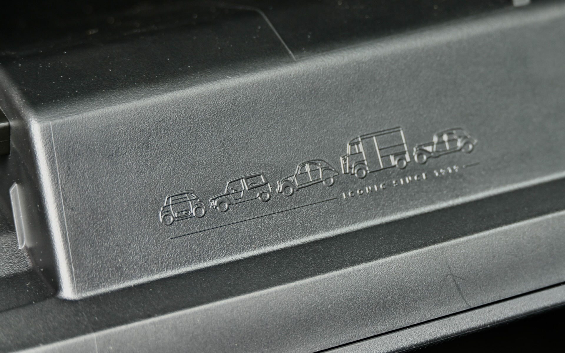 グローブボックスの蓋の内側に描かれた、1919年以降のアイコニックなシトロエン車たち