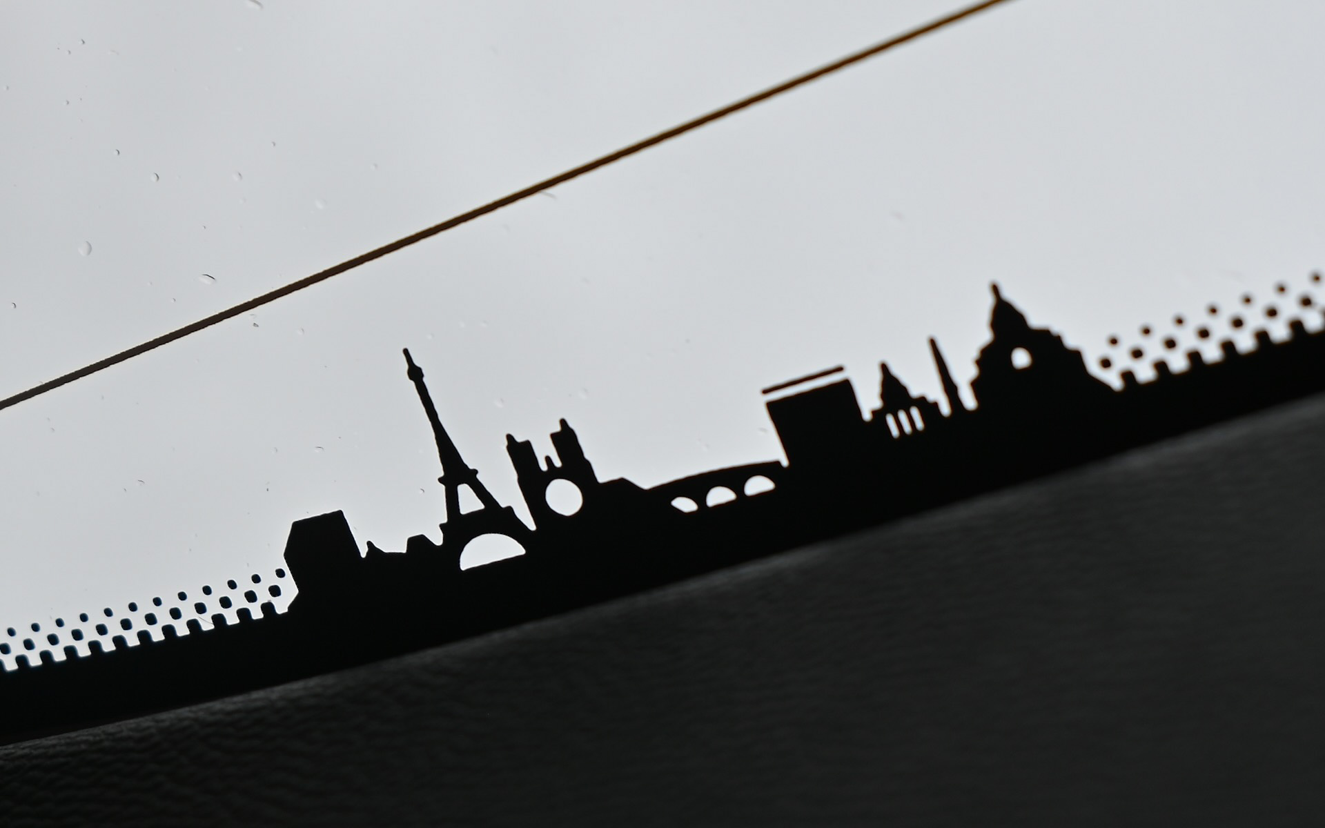 リアゲートのガラス部分に描かれたパリの街並みとニワトリ