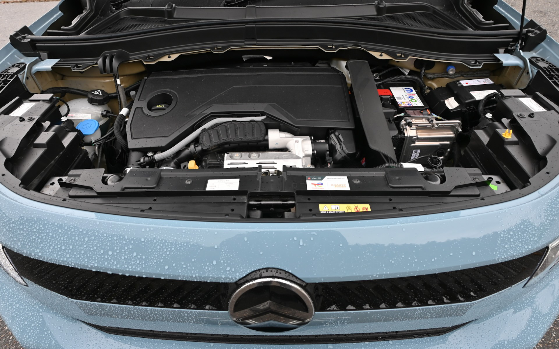 74kW（101PS）/205Nmを発生する3気筒1.2リッターガソリンターボエンジンと、15kW（20PS）/51Nmの電気モーターを組み合わせたC3の48Vマイルドハイブリッドパワートレーン