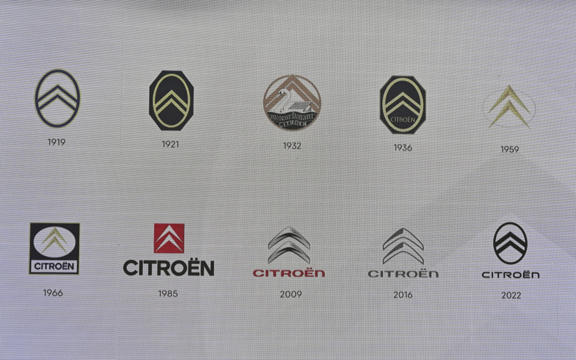 C3が採用した縦型楕円のダブルシェブロンは、初期のものが復活したと言われる