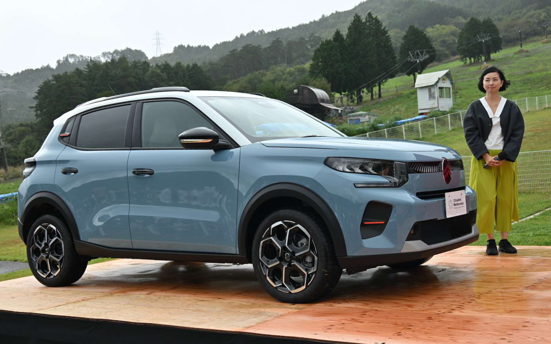 シトロエンのオーナーズイベント「シトロエニスト ランデブー オーナーズフェスティバル2025」の会場でお披露目された新型C3と、本国から来日したカラー＆マテリアルデザイナーの柳沢知恵氏