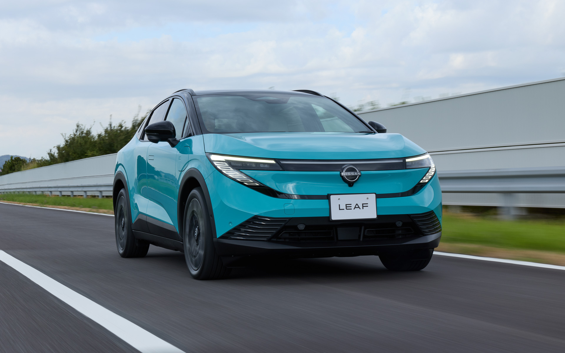 B7グレードが搭載するYM52型モーターは最高出力160kW（218PS）、最大トルク355Nm（36.2kgfm）を発生。「プロパイロット2.0」搭載車はルーフアンテナが2本付く