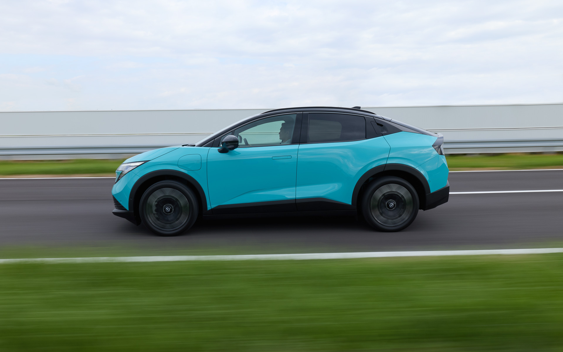 B7グレードが搭載するYM52型モーターは最高出力160kW（218PS）、最大トルク355Nm（36.2kgfm）を発生。「プロパイロット2.0」搭載車はルーフアンテナが2本付く