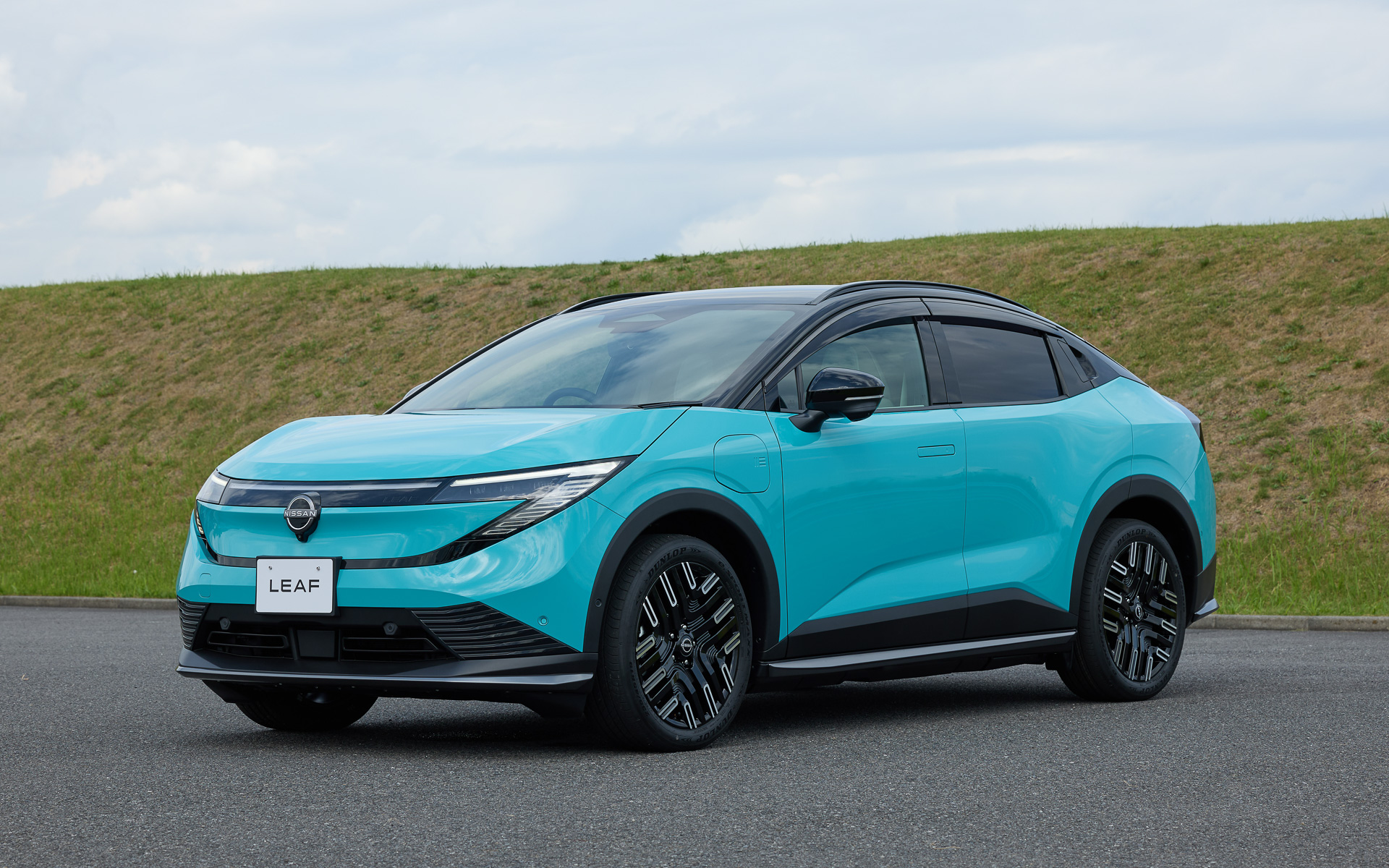 B7グレードのボディサイズは4360×1810×1550mm（全長×全幅×全高）、ホイールベースは2690mm。室内長を犠牲にせず、先代リーフから全長を120mm短縮（北米仕様に対しても45mm短縮）したほか、全高を1550mmとすることで立体駐車場に対応するサイズとした。最小回転半径も先代から0.1m減の5.3mを実現する。車両重量は「B7 X」が1880kg、「B7 G」が1920kg