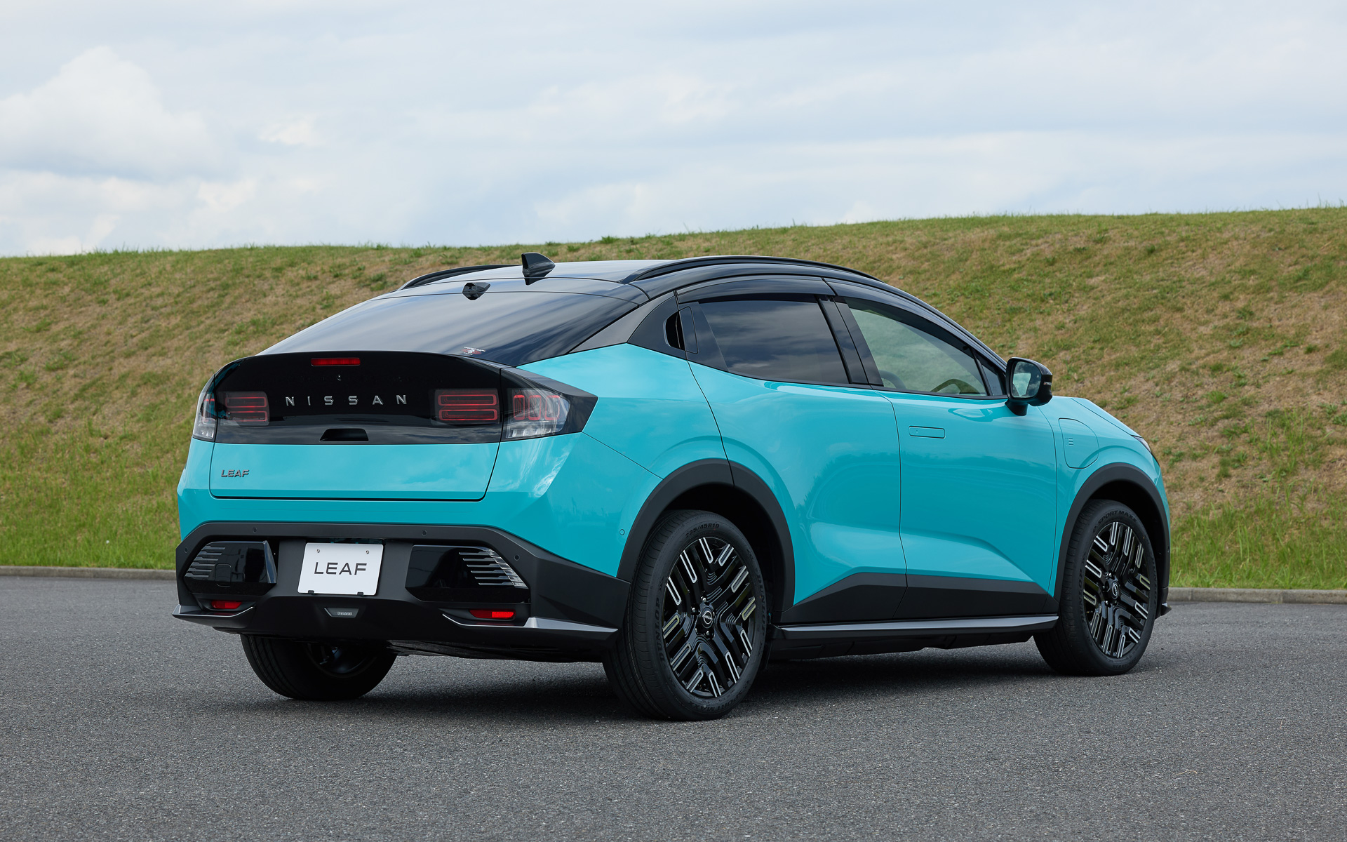 B7グレードのボディサイズは4360×1810×1550mm（全長×全幅×全高）、ホイールベースは2690mm。室内長を犠牲にせず、先代リーフから全長を120mm短縮（北米仕様に対しても45mm短縮）したほか、全高を1550mmとすることで立体駐車場に対応するサイズとした。最小回転半径も先代から0.1m減の5.3mを実現する。車両重量は「B7 X」が1880kg、「B7 G」が1920kg