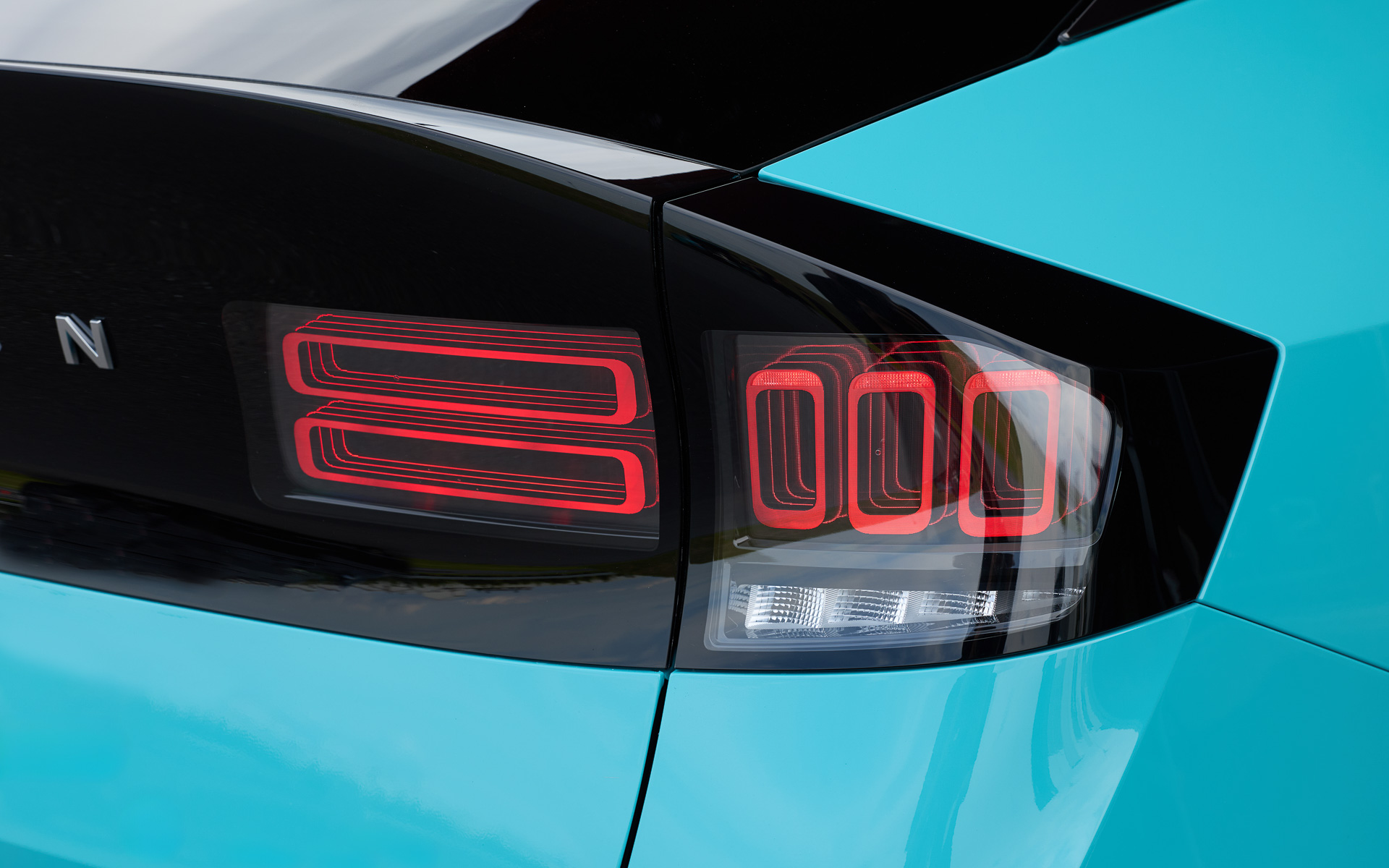 フロントでは6つの丸みを帯びた長方形で構成されたシグネチャーランプと一文字のセンターLEDアクセントランプを、リアではI三（ニッサン）パターンがあしらわれたLEDリアコンビネーションランプ（3Dホログラム）を採用