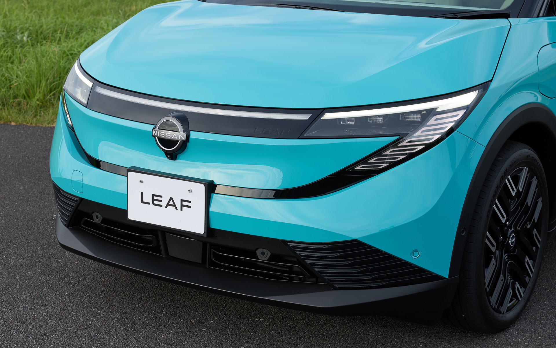 フロントでは6つの丸みを帯びた長方形で構成されたシグネチャーランプと一文字のセンターLEDアクセントランプを、リアではI三（ニッサン）パターンがあしらわれたLEDリアコンビネーションランプ（3Dホログラム）を採用