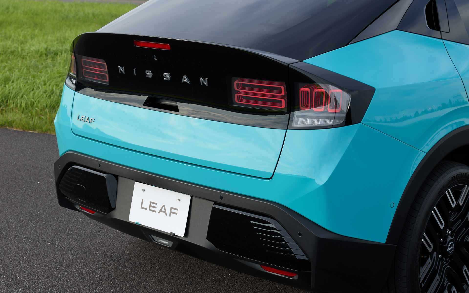 フロントでは6つの丸みを帯びた長方形で構成されたシグネチャーランプと一文字のセンターLEDアクセントランプを、リアではI三（ニッサン）パターンがあしらわれたLEDリアコンビネーションランプ（3Dホログラム）を採用