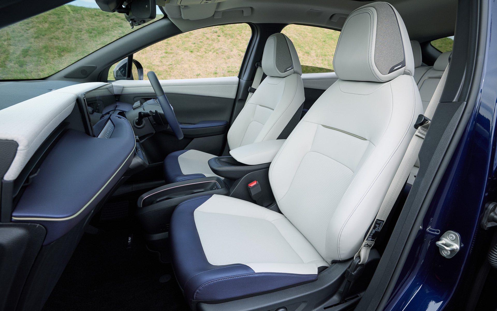 Boseパーソナルプラスサウンドシステム（10スピーカー、運転席用アナウンス）搭載モデルはフロントシートのヘッドレストにスピーカーが備わる