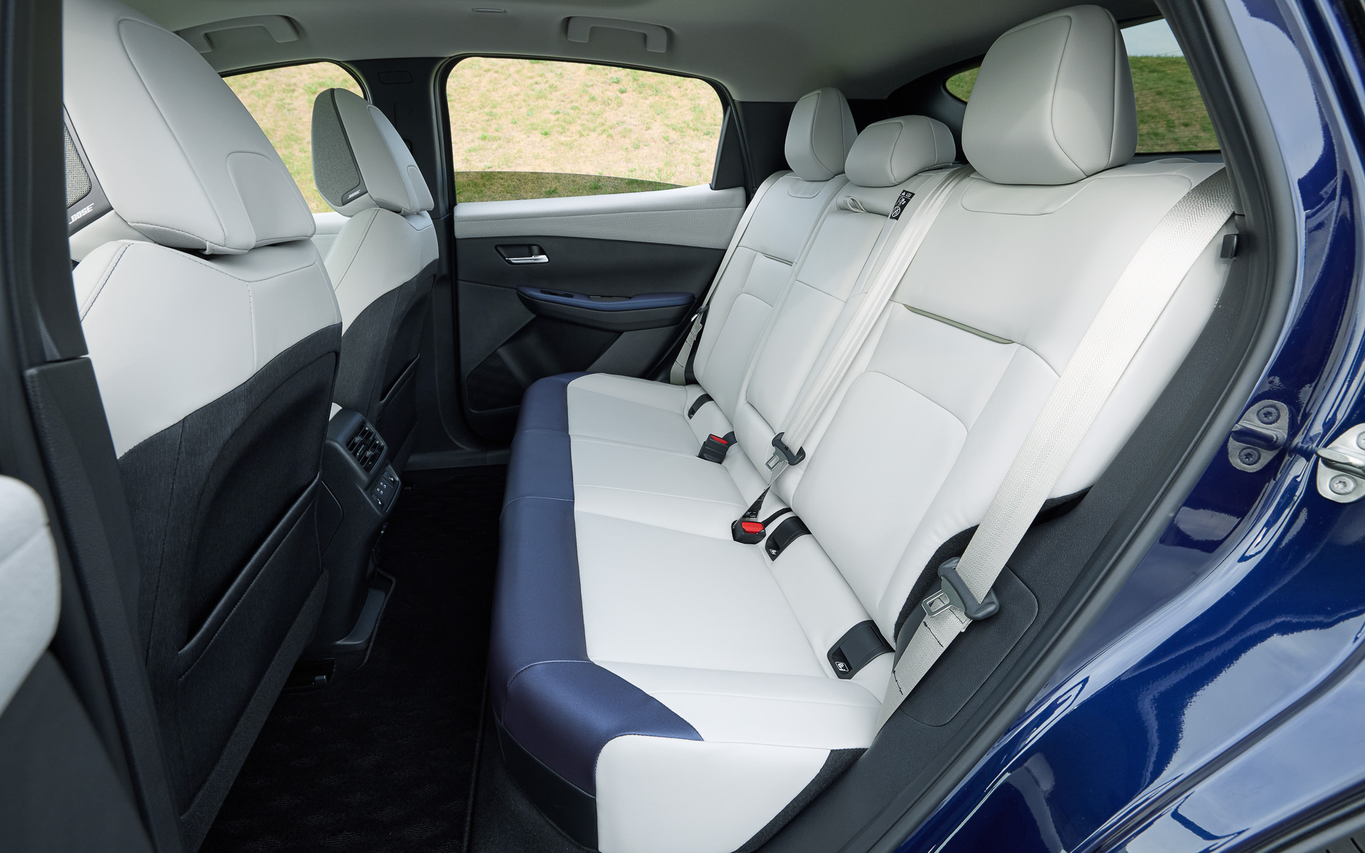 Boseパーソナルプラスサウンドシステム（10スピーカー、運転席用アナウンス）搭載モデルはフロントシートのヘッドレストにスピーカーが備わる