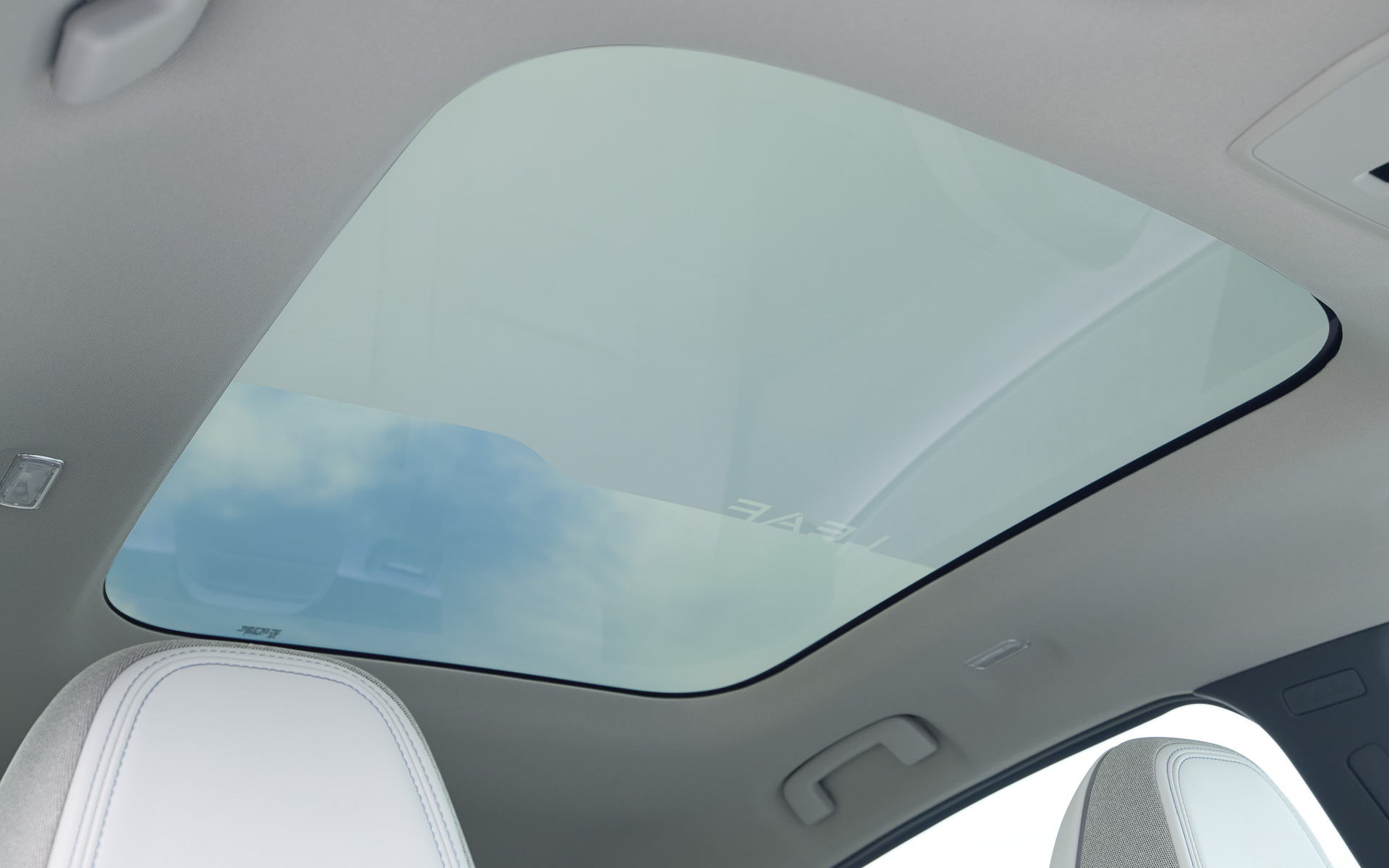 日産初の調光パノラミックガラスルーフ（遮熱機能付）を採用。電子調光技術によりボタン1つでガラスの透明度を変えられるのに加え、遮熱機能を持たせた