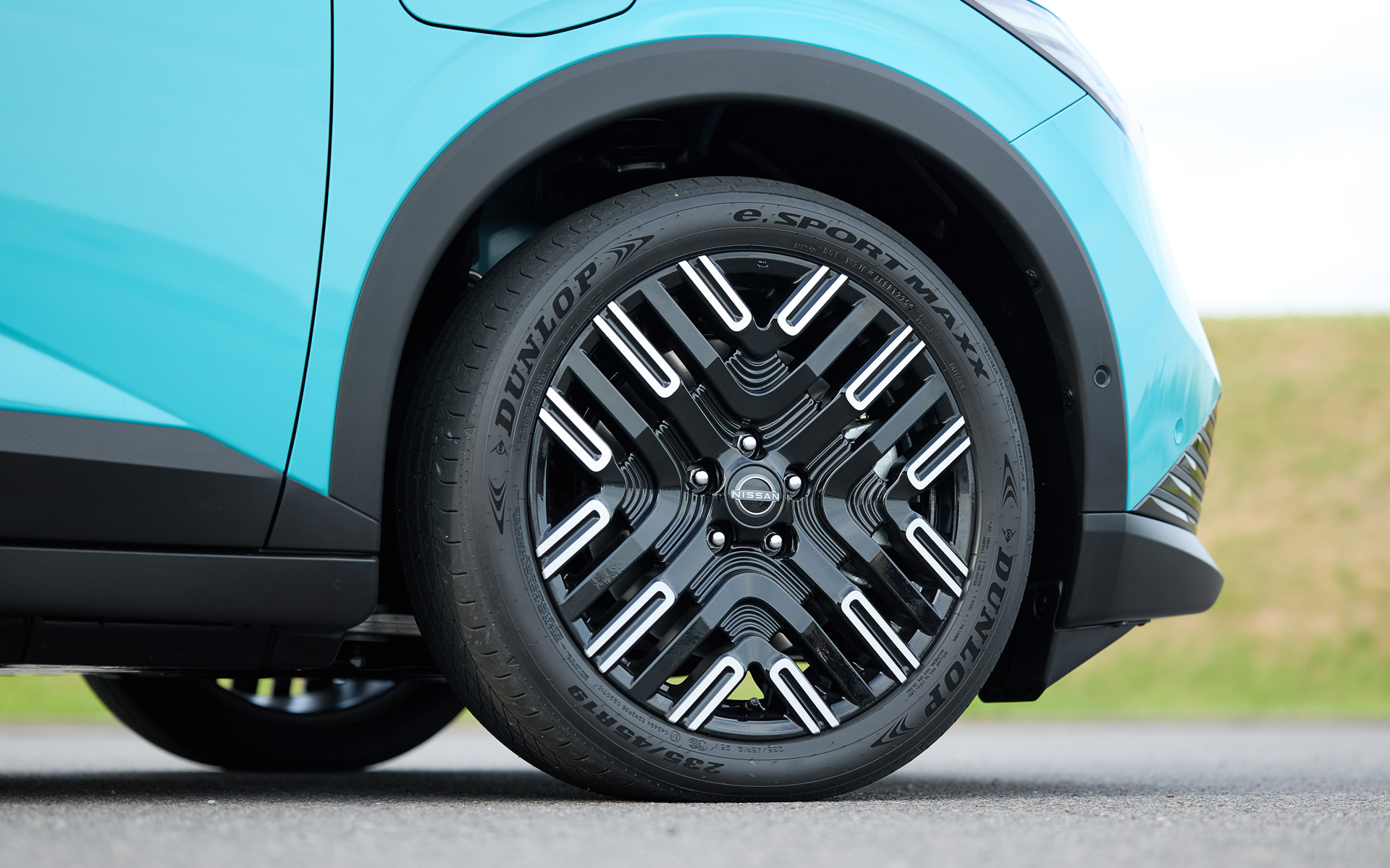 写真は「B7 G」の19インチホイール（235/45R19）。「B7 X」は18インチホイールに215/55R18サイズのタイヤを組み合わせる