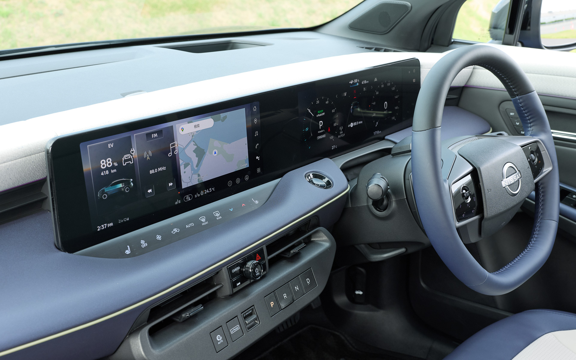 インテリアではフラットなフロアと開放感のある足下空間を実現するとともに、12.3インチの大型デュアルディスプレイを採用し、Google搭載のNissanConnectインフォテインメントシステムを搭載