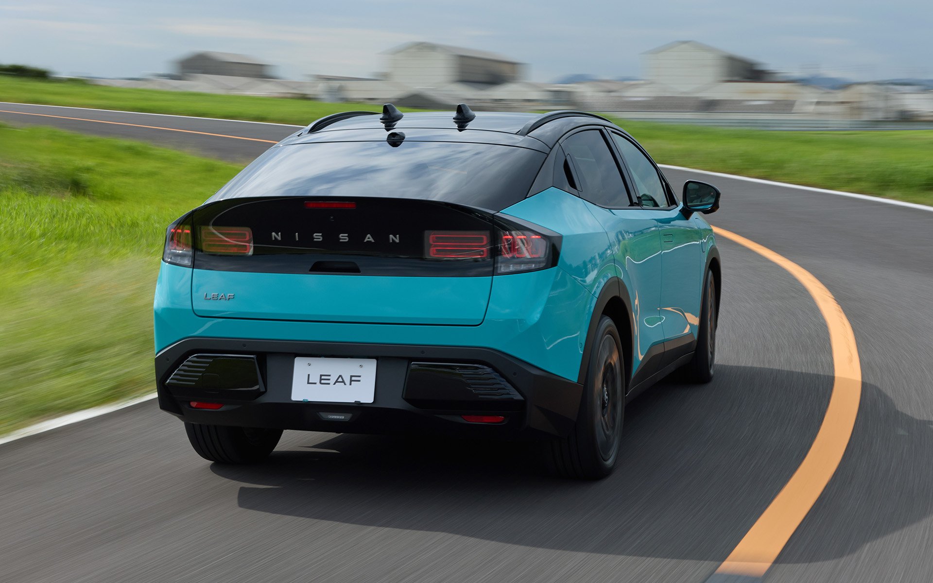 B7グレードが搭載するYM52型モーターは最高出力160kW（218PS）、最大トルク355Nm（36.2kgfm）を発生。「プロパイロット2.0」搭載車はルーフアンテナが2本付く