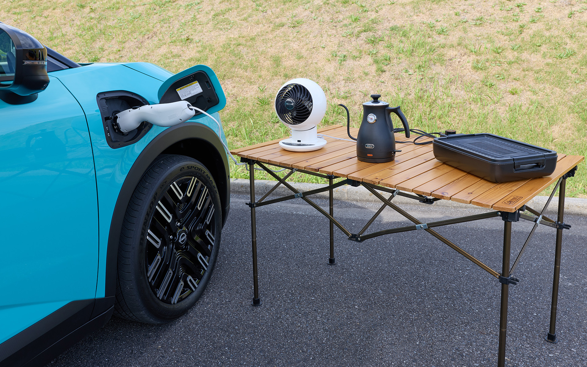 充電ポートに接続する「AC外部給電コネクター」を使えば、ドアをロックした状態でも1500Wの電力を使うことが可能