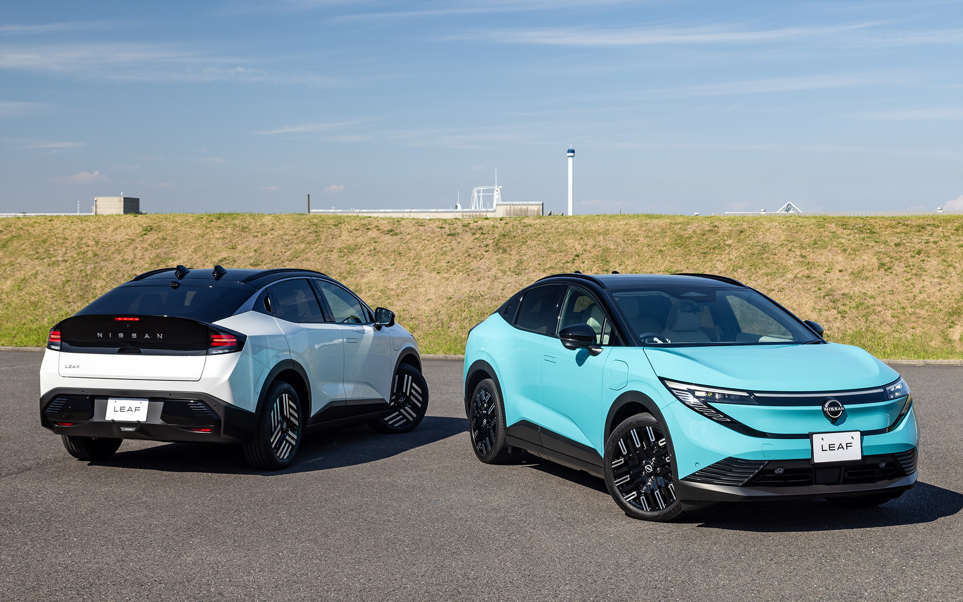 新型リーフ。右が上位グレードのB7 Gでボディカラーはルミナスターコイズ/スーパーブラックの2トーン。左はB7 Xでボディカラーはプリズムホワイト/スーパーブラックの2トーン