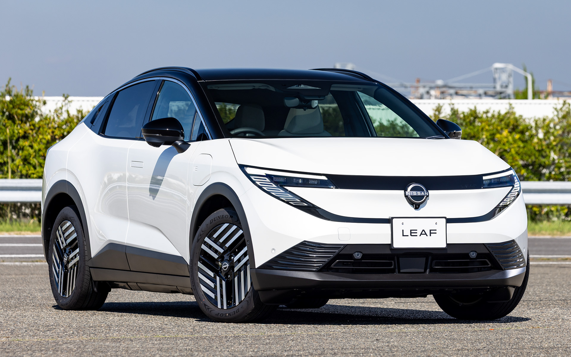 撮影車両はB7 X。ボディカラーはプリズムホワイト/スーパーブラックの2トーン。数字上はコンパクトクラスだが実車を目の前にするとミドルサイズに感じられるボリューム感がある