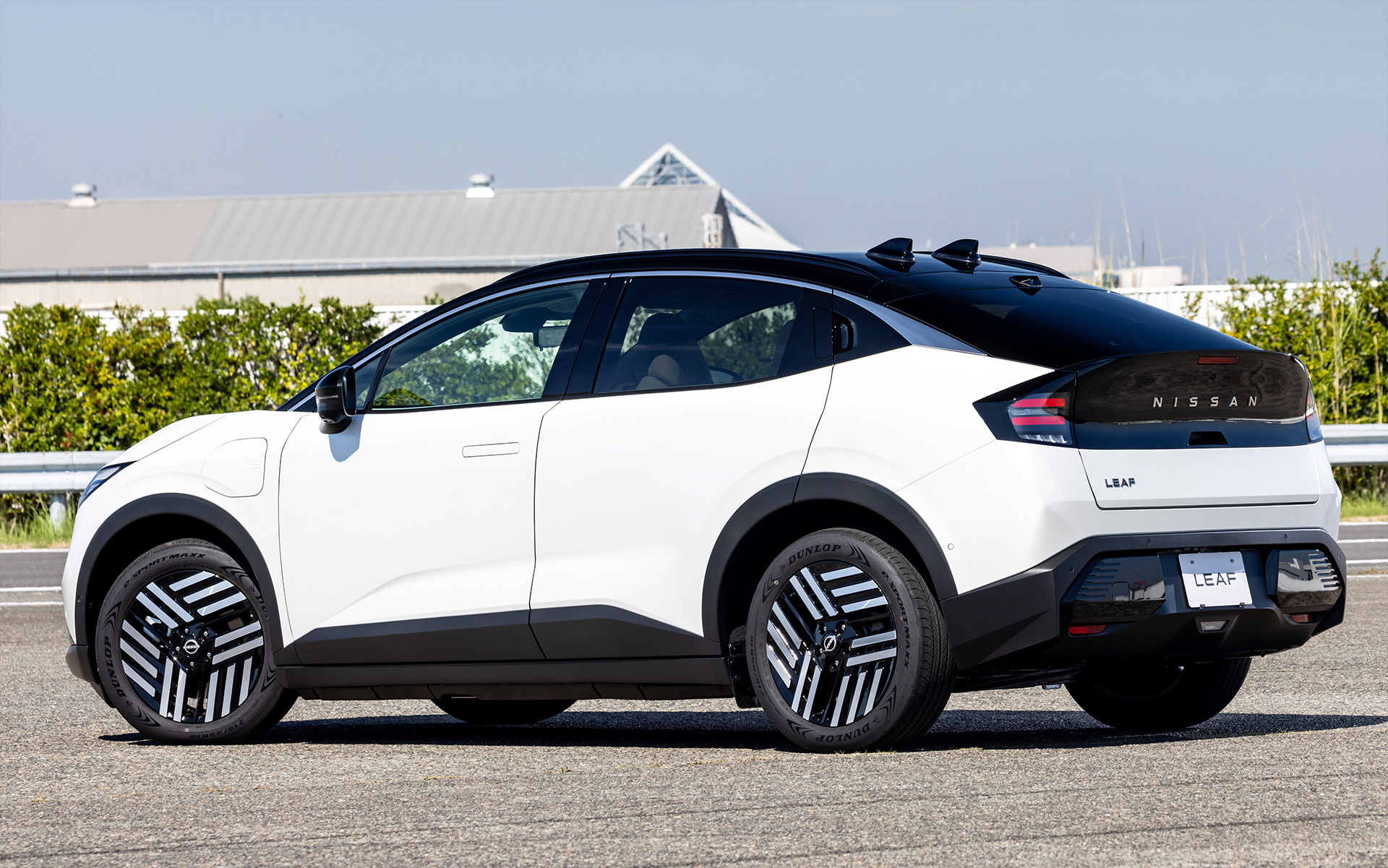 撮影車両はB7 X。ボディカラーはプリズムホワイト/スーパーブラックの2トーン。数字上はコンパクトクラスだが実車を目の前にするとミドルサイズに感じられるボリューム感がある