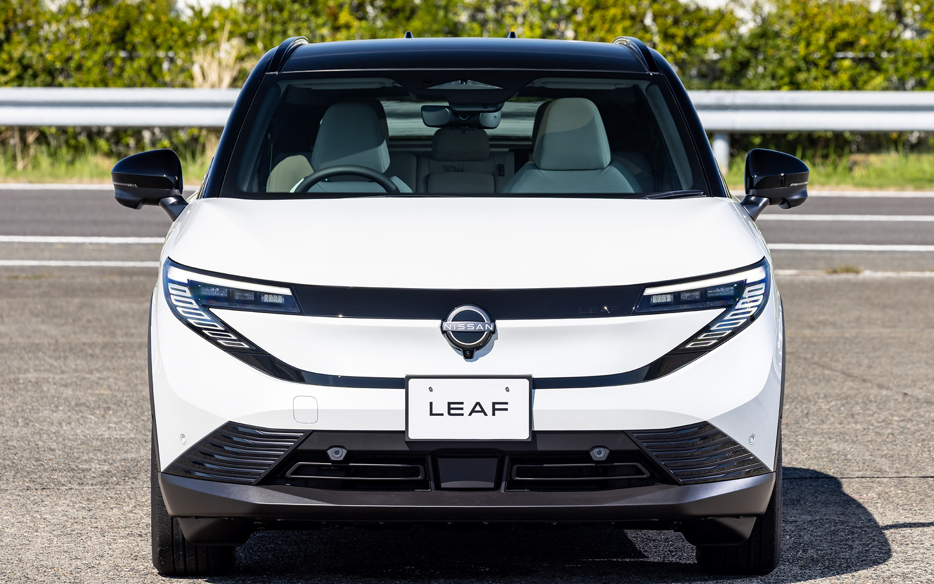 従来の日産車とは異なるフィロソフィーが感じられるフロント＆リア。フロントはヘッドライトから下へと延びる6つの長方形シグネチャーランプが特徴的