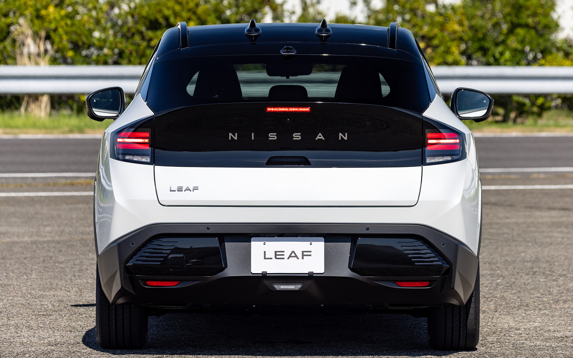 従来の日産車とは異なるフィロソフィーが感じられるフロント＆リア。フロントはヘッドライトから下へと延びる6つの長方形シグネチャーランプが特徴的