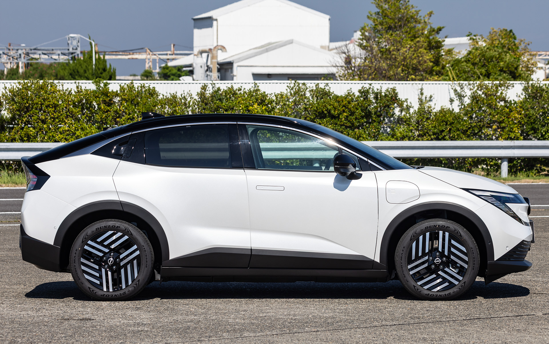 ホイールベースは2690mm、最低地上高は135mm、車両重量は1880（B7 Gは1920）kg。最小回転半径は5.3m