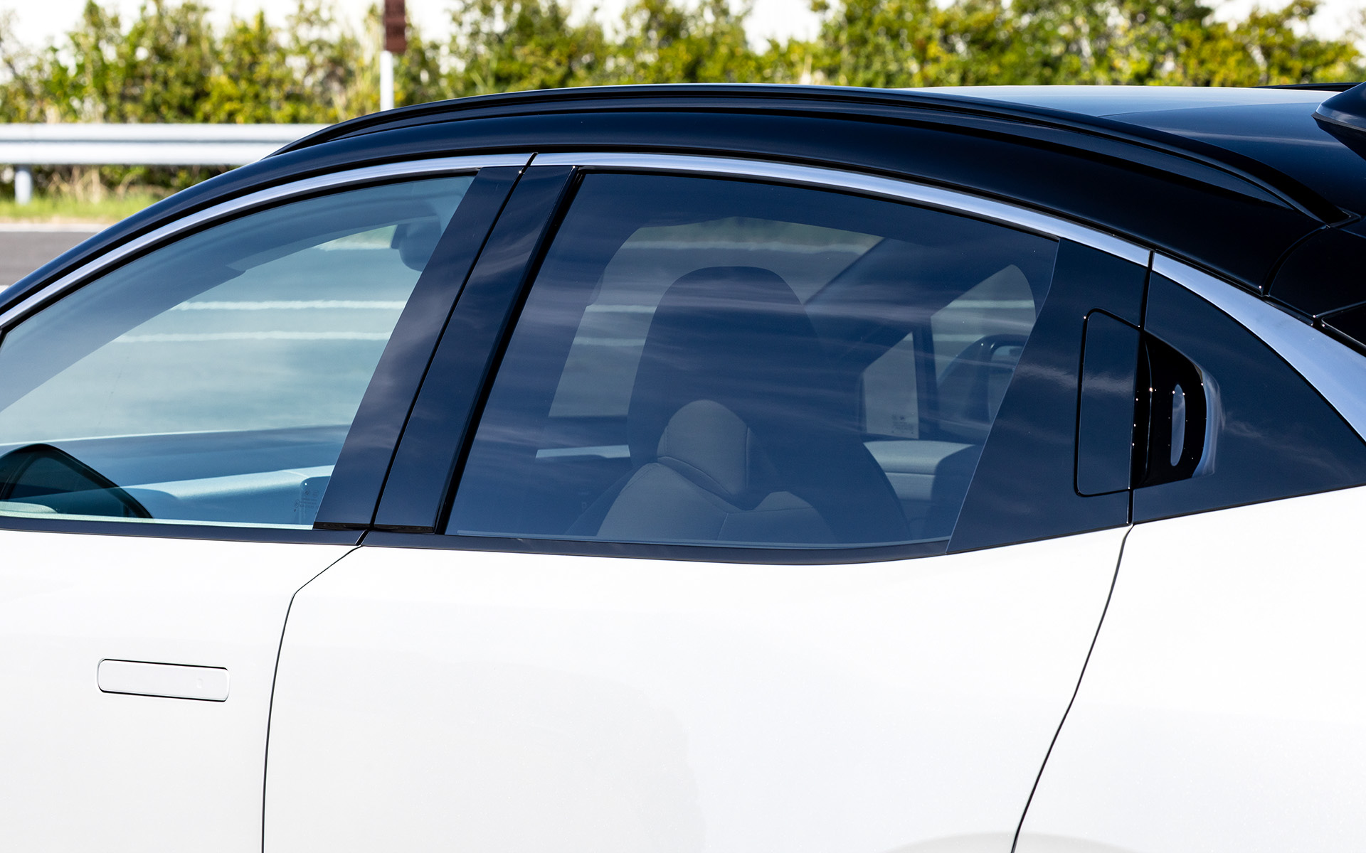 フロントのドアハンドルは電動格納式に。リアはピラー部にビルトインされた形状