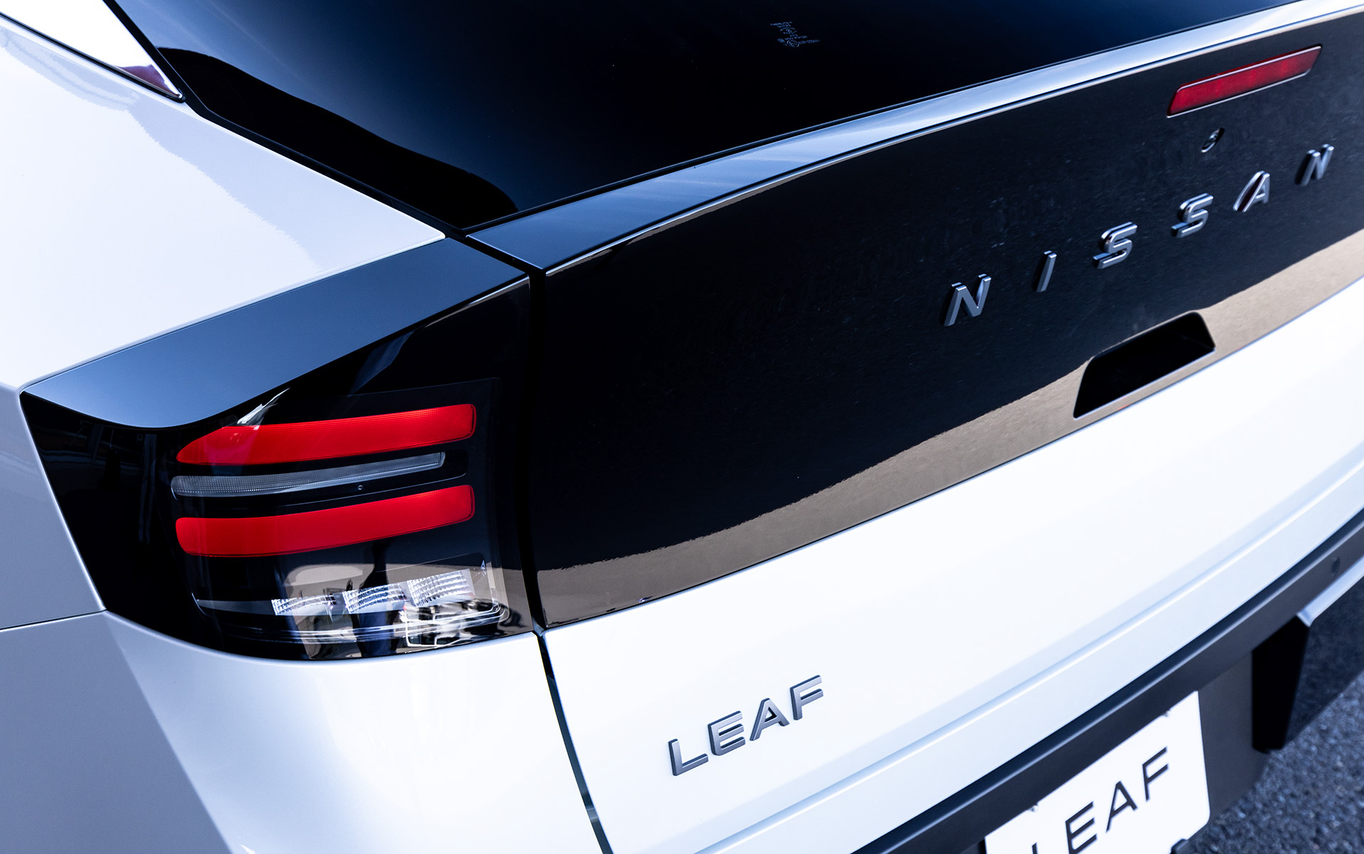 リアコンビネーションランプはボディ部分のみが点灯