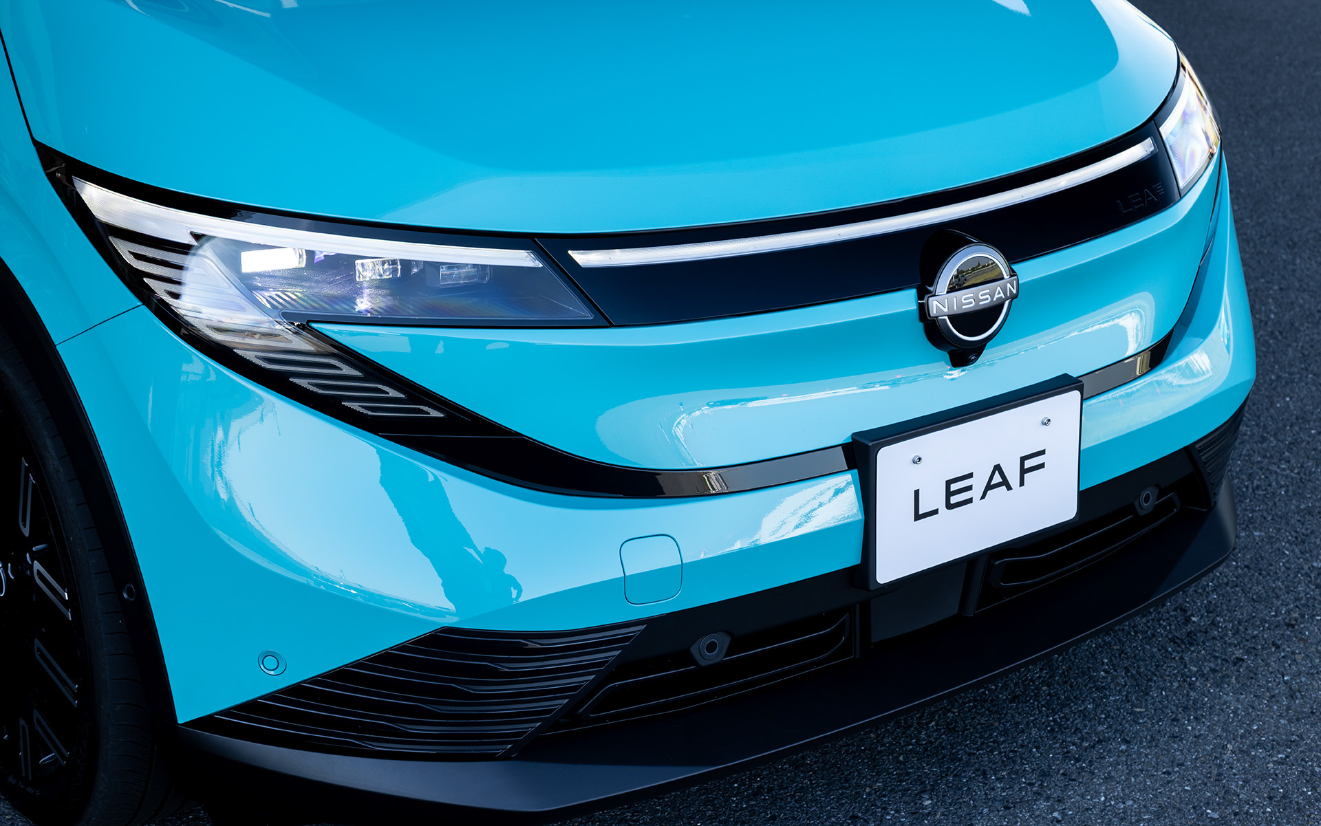 B7 GはアダプティブLEDヘッドライトを採用。加えて左右を繋ぐセンターLEDアクセントランプが追加になる