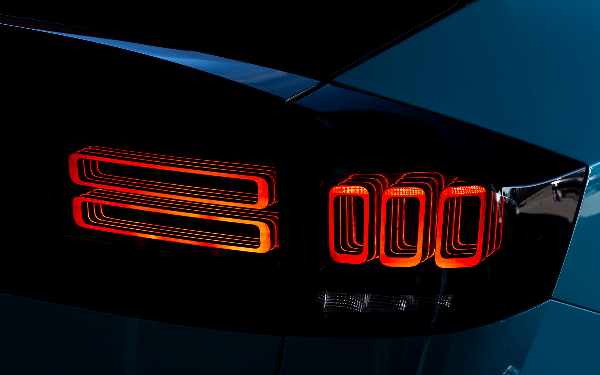 点灯時。日産をイメージした「II三（ニッサン）パターン」となる