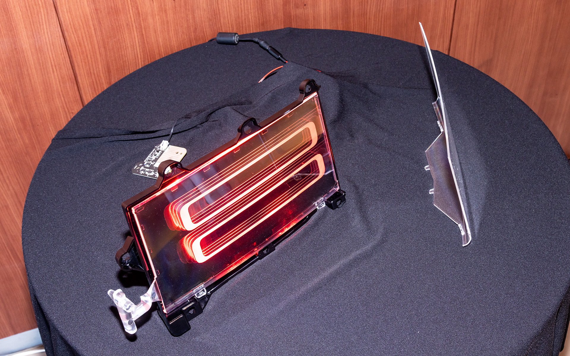 奥行きがあるように見えるが実際は1枚のプレートで表現されている。光源もLED2灯/ブロックのみと消費電力低減にも貢献。仕組みとしてはある有名アニメを題材とした“遊技機”にも採用されているというから見たことがある人もいるかも